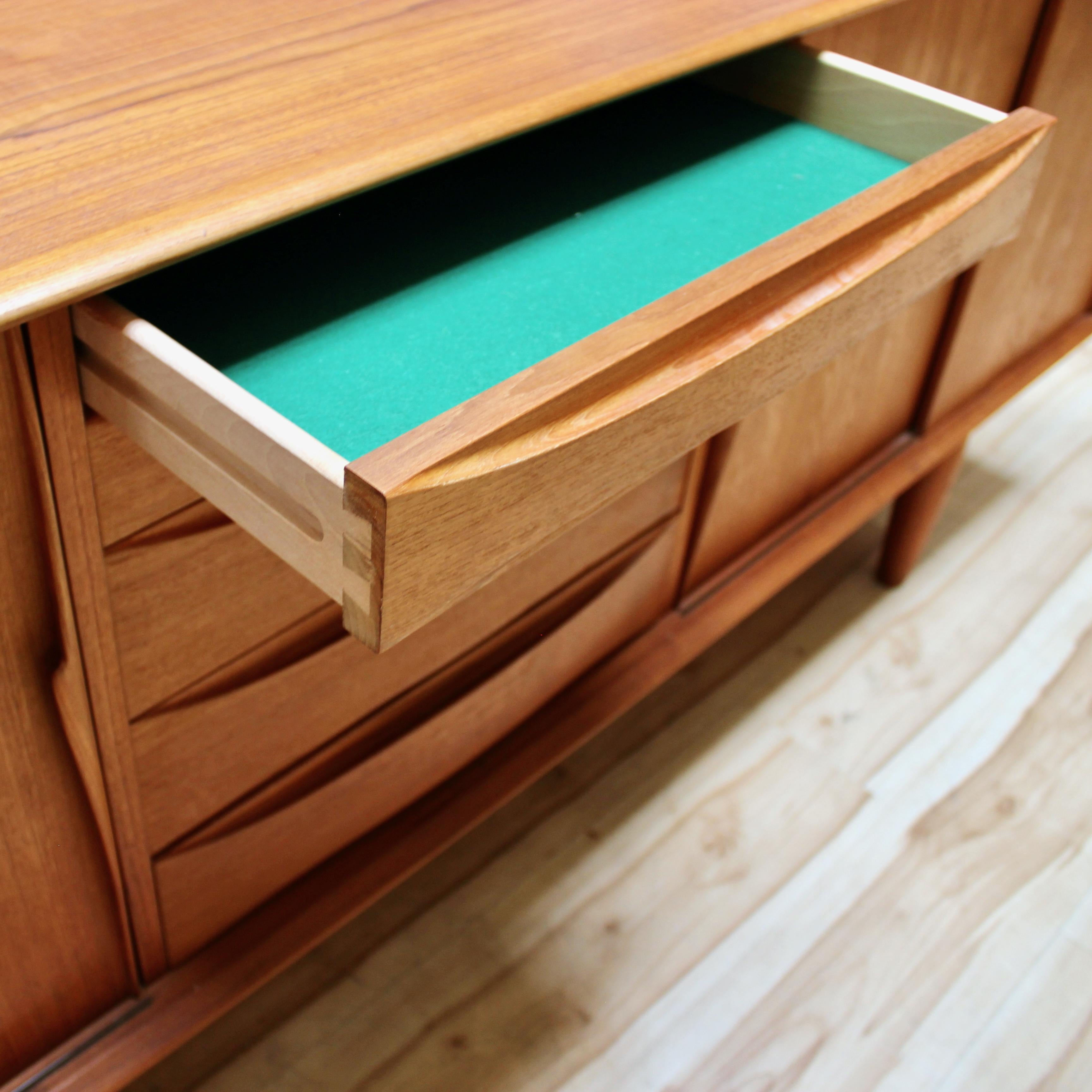 1960er Jahre Dänische Moderne Große Teakholz-Credenza von Dyrlund 9