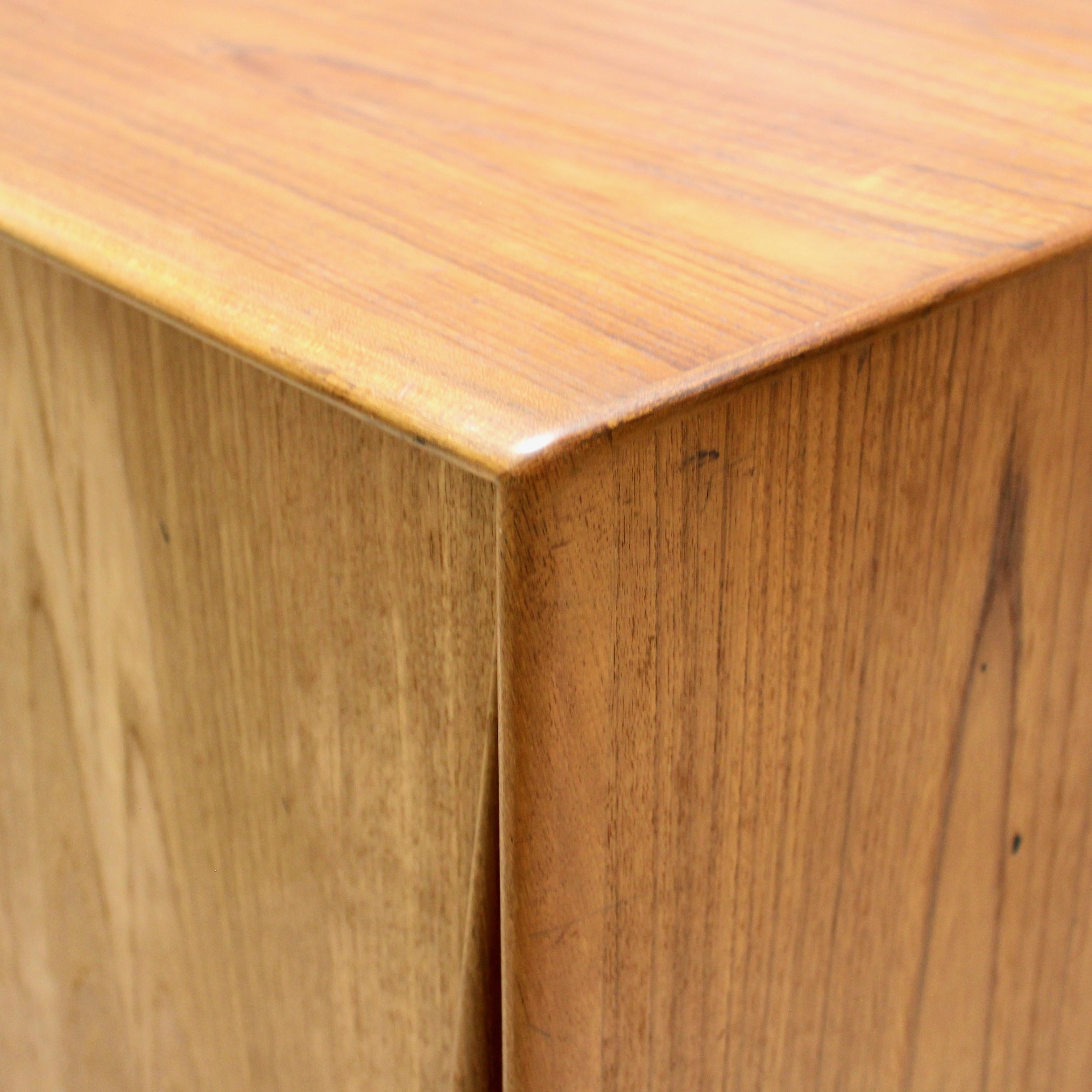 1960er Jahre Dänische Moderne Große Teakholz-Credenza von Dyrlund 10