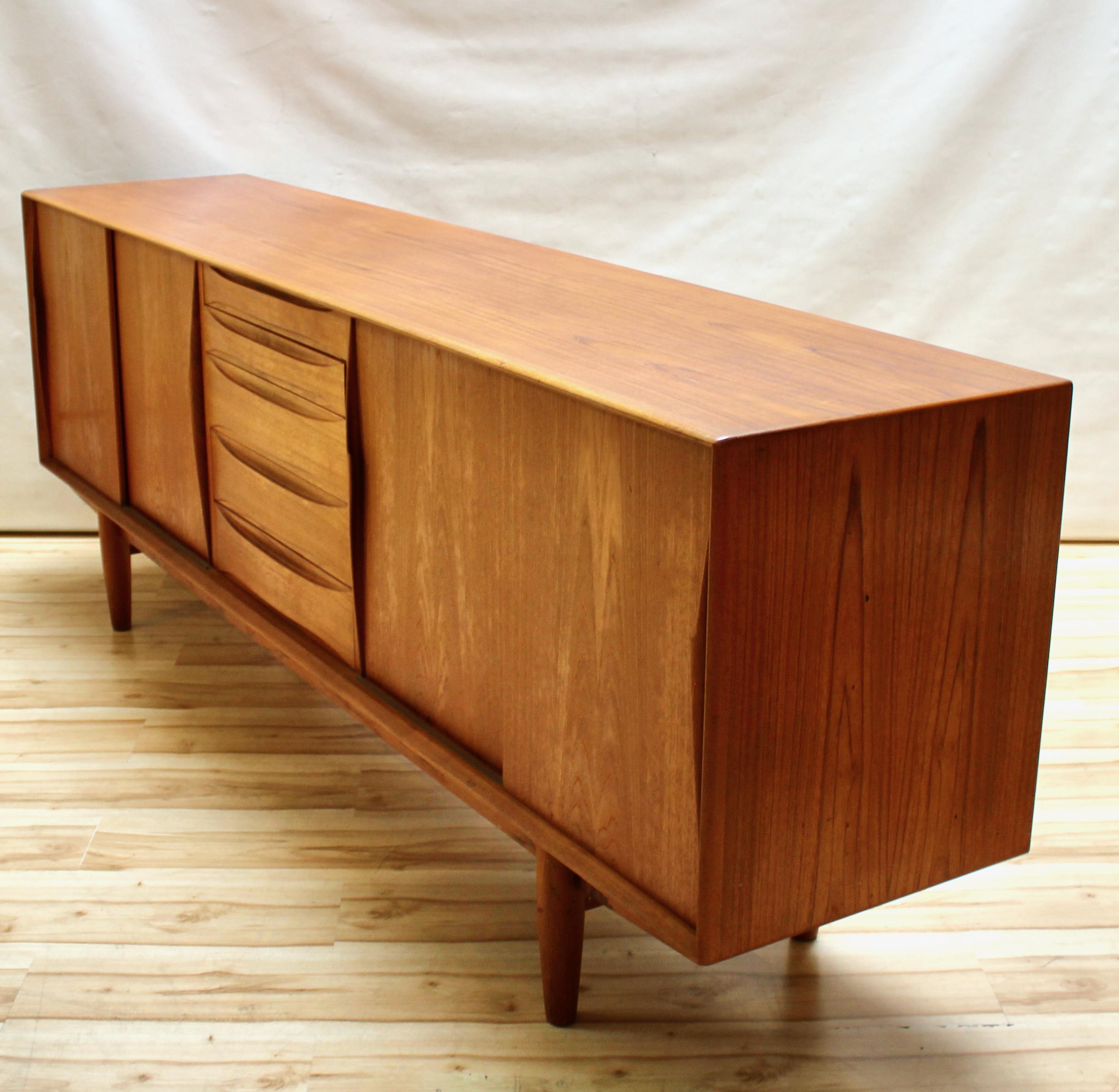 1960er Jahre Dänische Moderne Große Teakholz-Credenza von Dyrlund (Skandinavische Moderne)