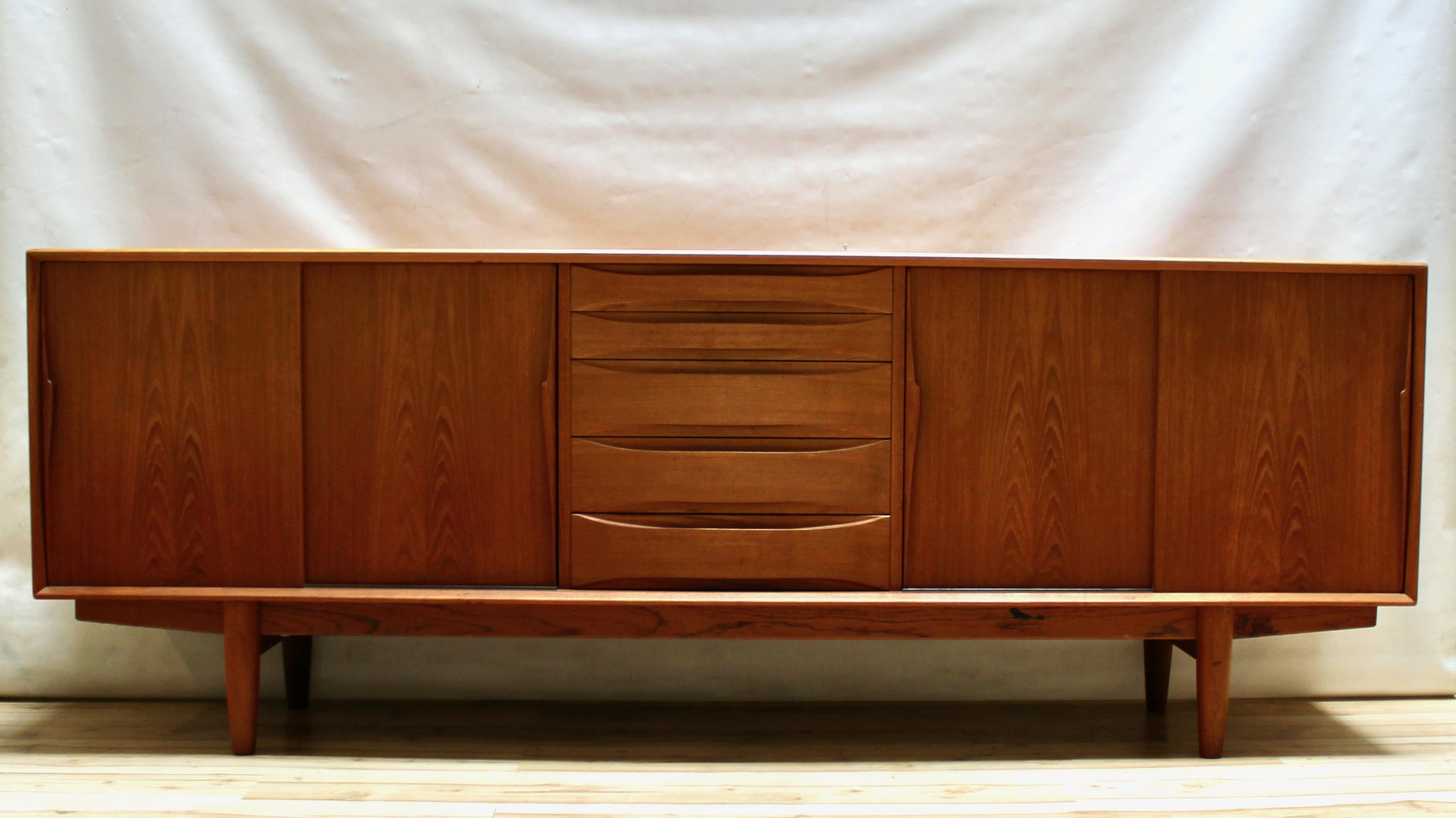 1960er Jahre Dänische Moderne Große Teakholz-Credenza von Dyrlund im Zustand „Gut“ in Sacramento, CA