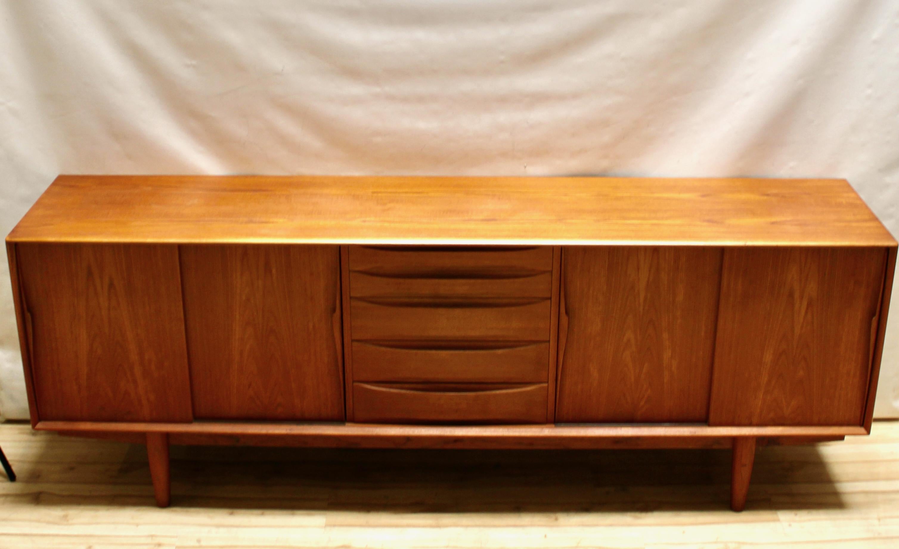 1960er Jahre Dänische Moderne Große Teakholz-Credenza von Dyrlund (Mitte des 20. Jahrhunderts)
