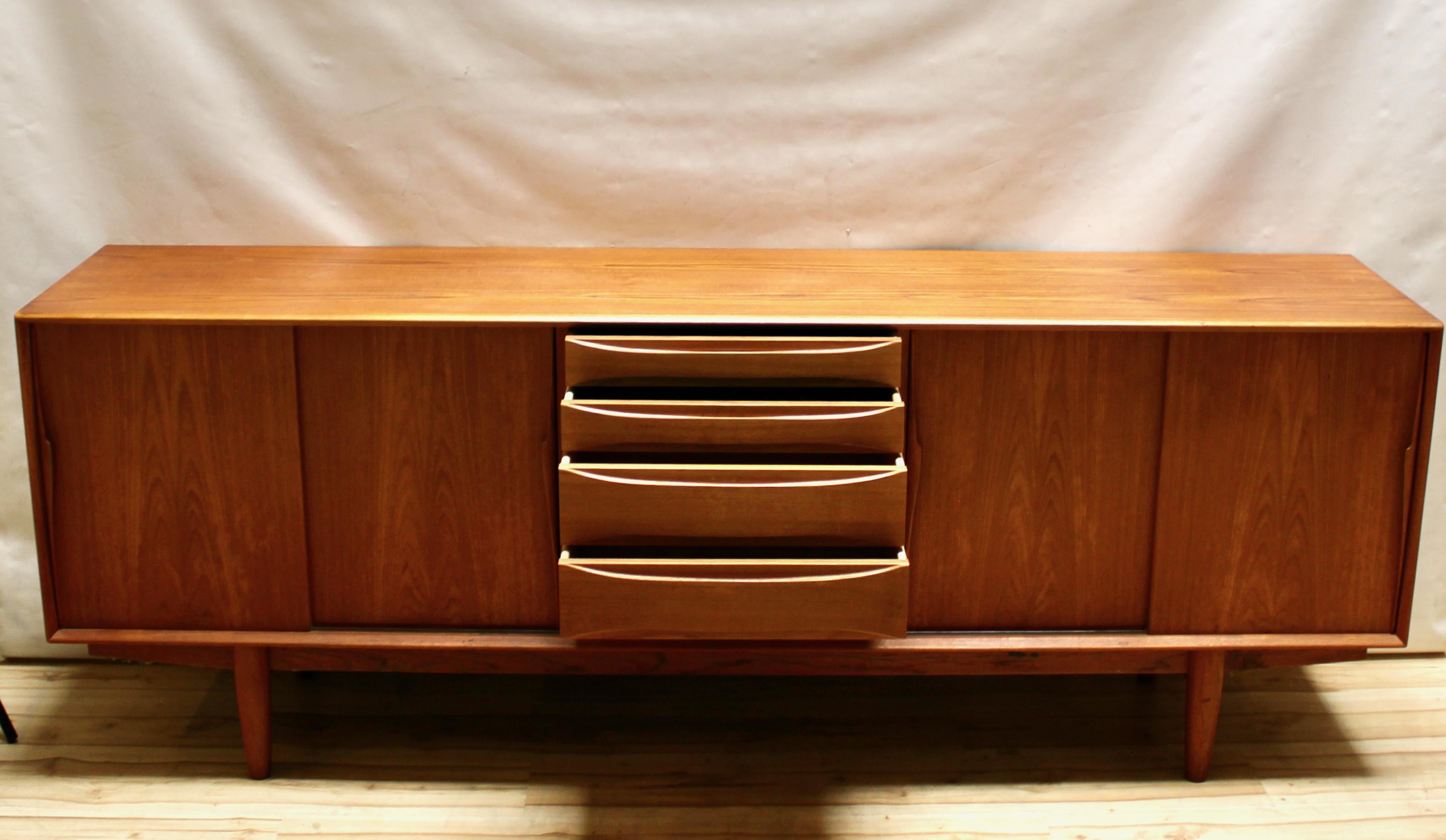 1960er Jahre Dänische Moderne Große Teakholz-Credenza von Dyrlund 1