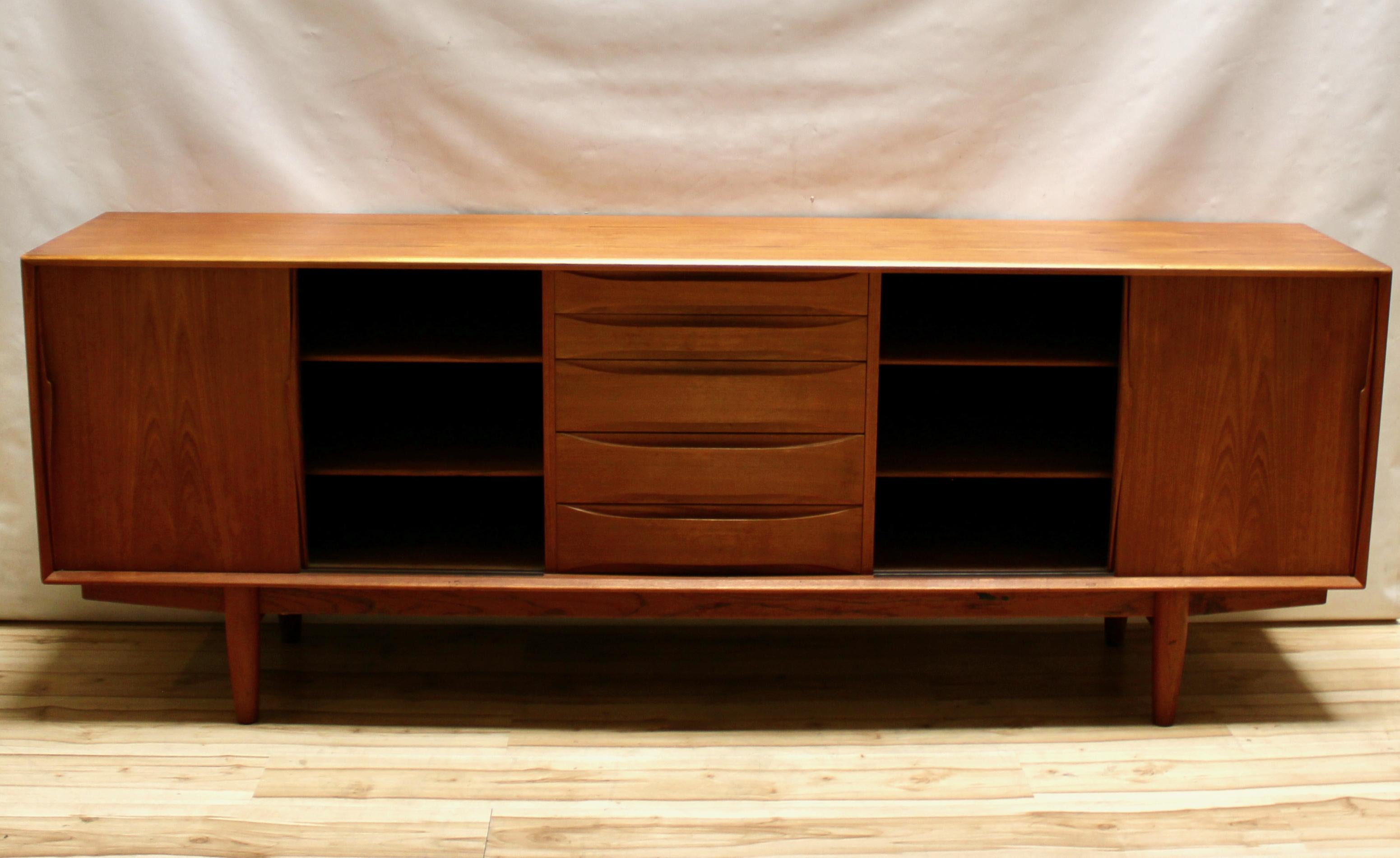 1960er Jahre Dänische Moderne Große Teakholz-Credenza von Dyrlund 2