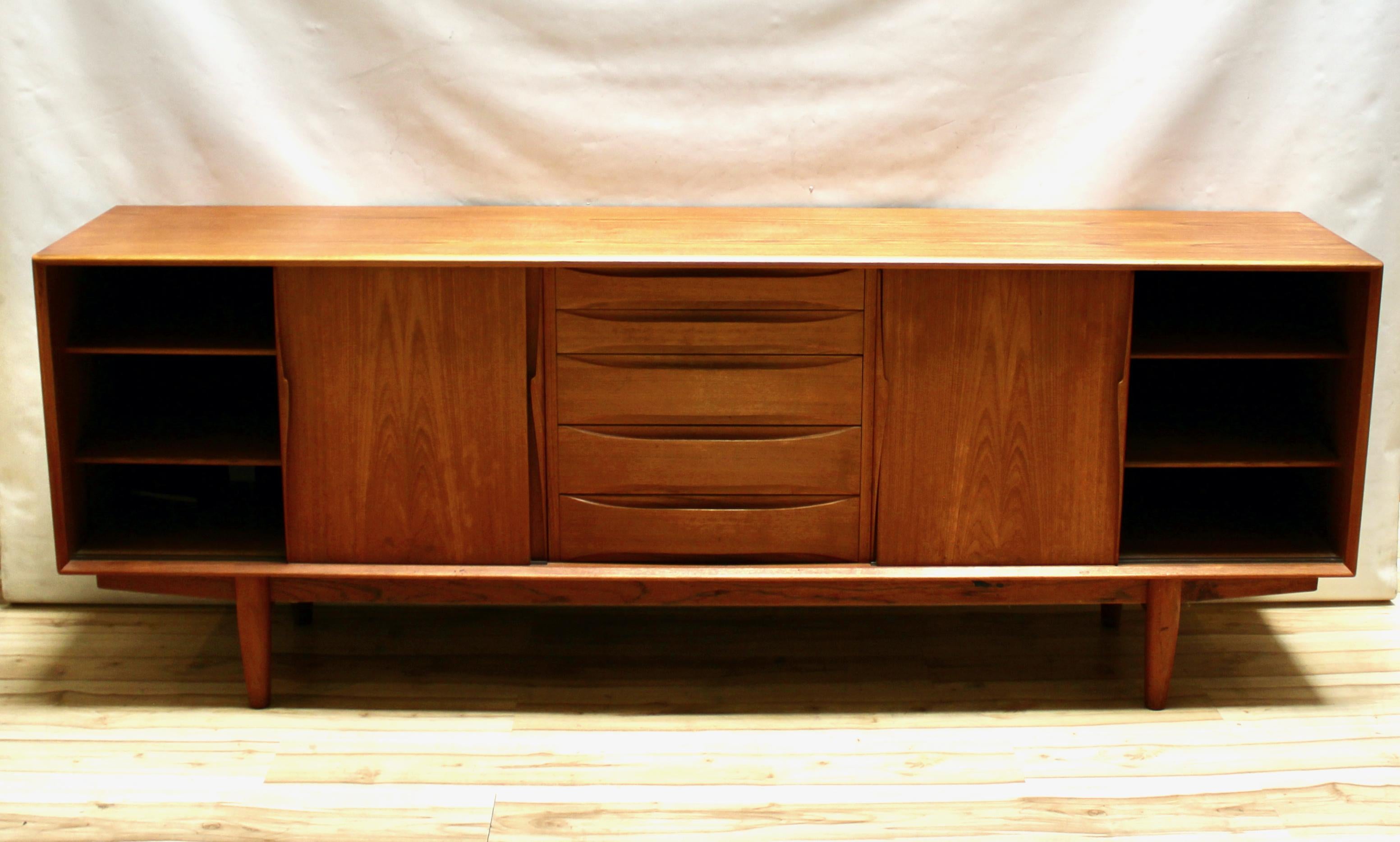 1960er Jahre Dänische Moderne Große Teakholz-Credenza von Dyrlund 3