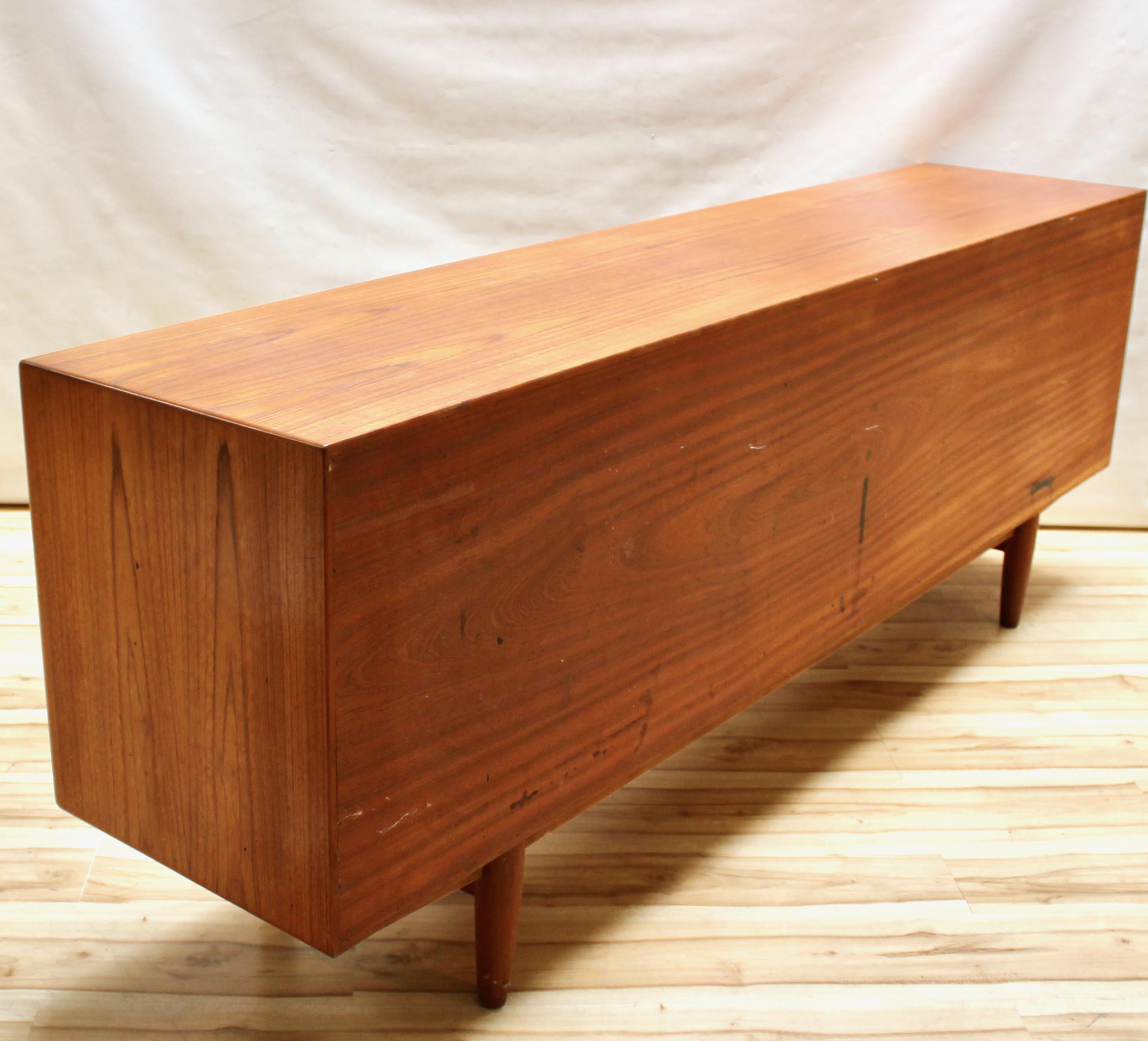 1960er Jahre Dänische Moderne Große Teakholz-Credenza von Dyrlund 4