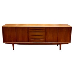 1960er Jahre Dänische Moderne Große Teakholz-Credenza von Dyrlund