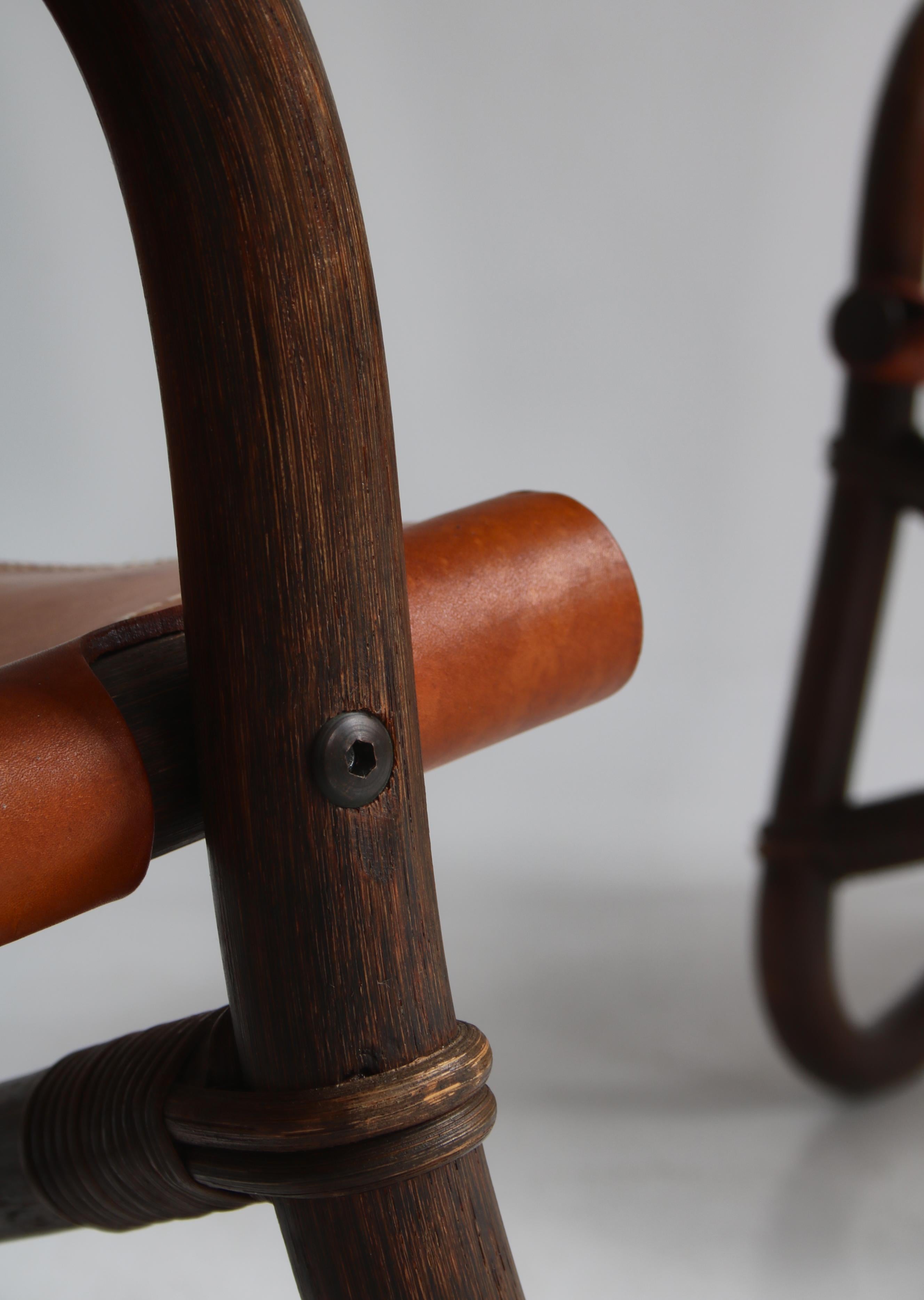 Fauteuils de salon modernes danois des années 1960 « Manilla » en bambou teinté et cuir de selle en vente 5