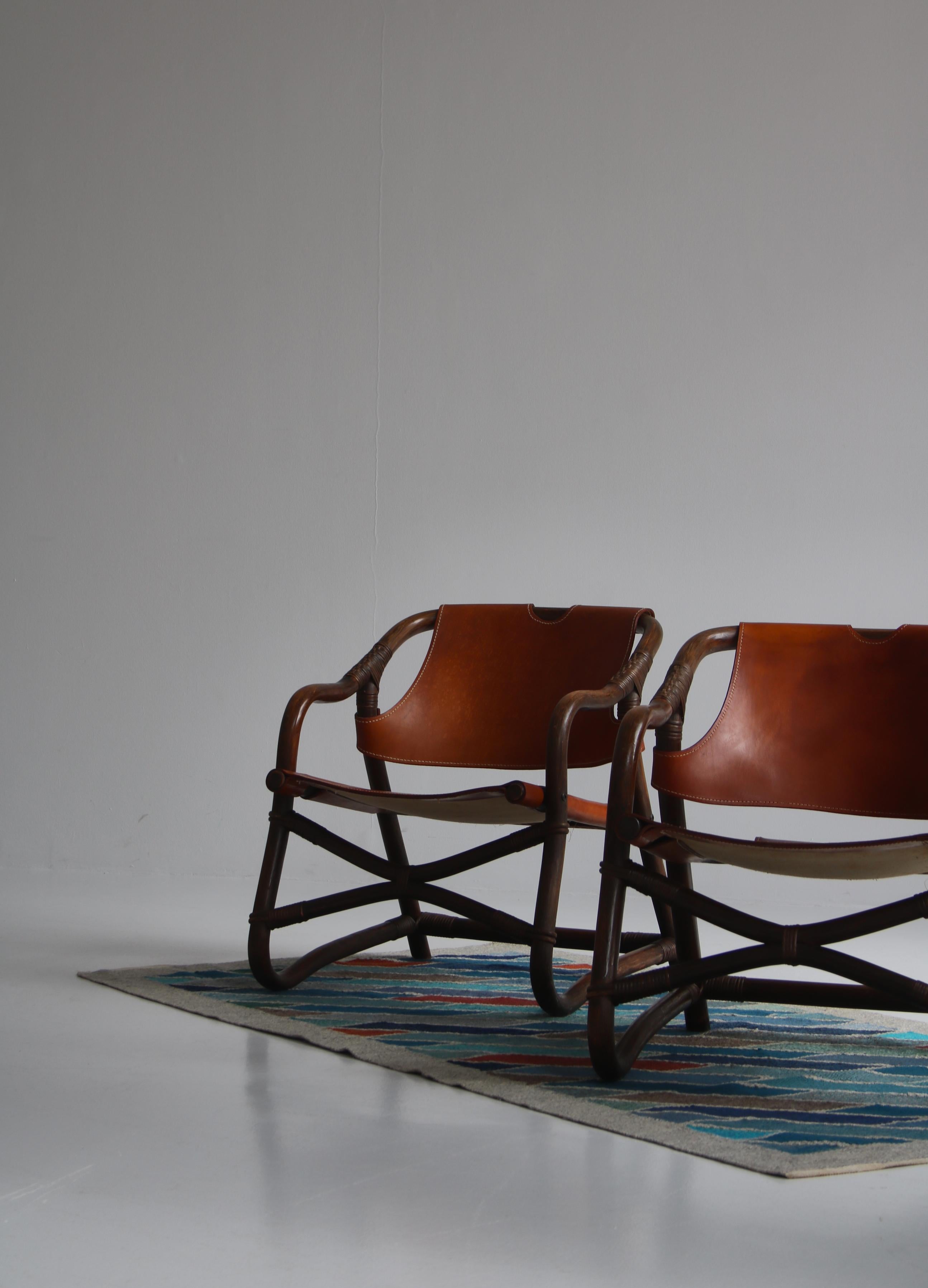 Danois Fauteuils de salon modernes danois des années 1960 « Manilla » en bambou teinté et cuir de selle en vente