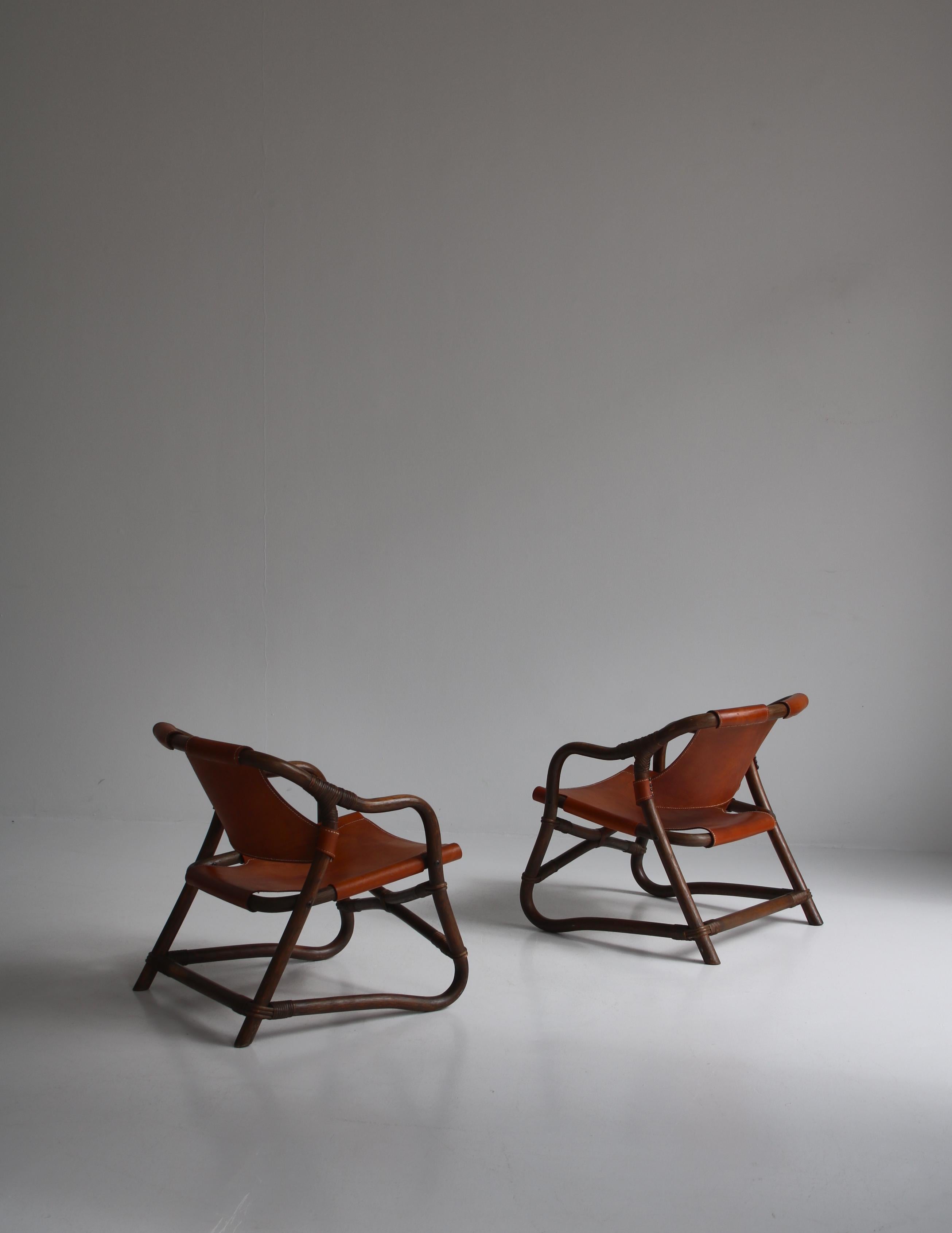 Milieu du XXe siècle Fauteuils de salon modernes danois des années 1960 « Manilla » en bambou teinté et cuir de selle en vente