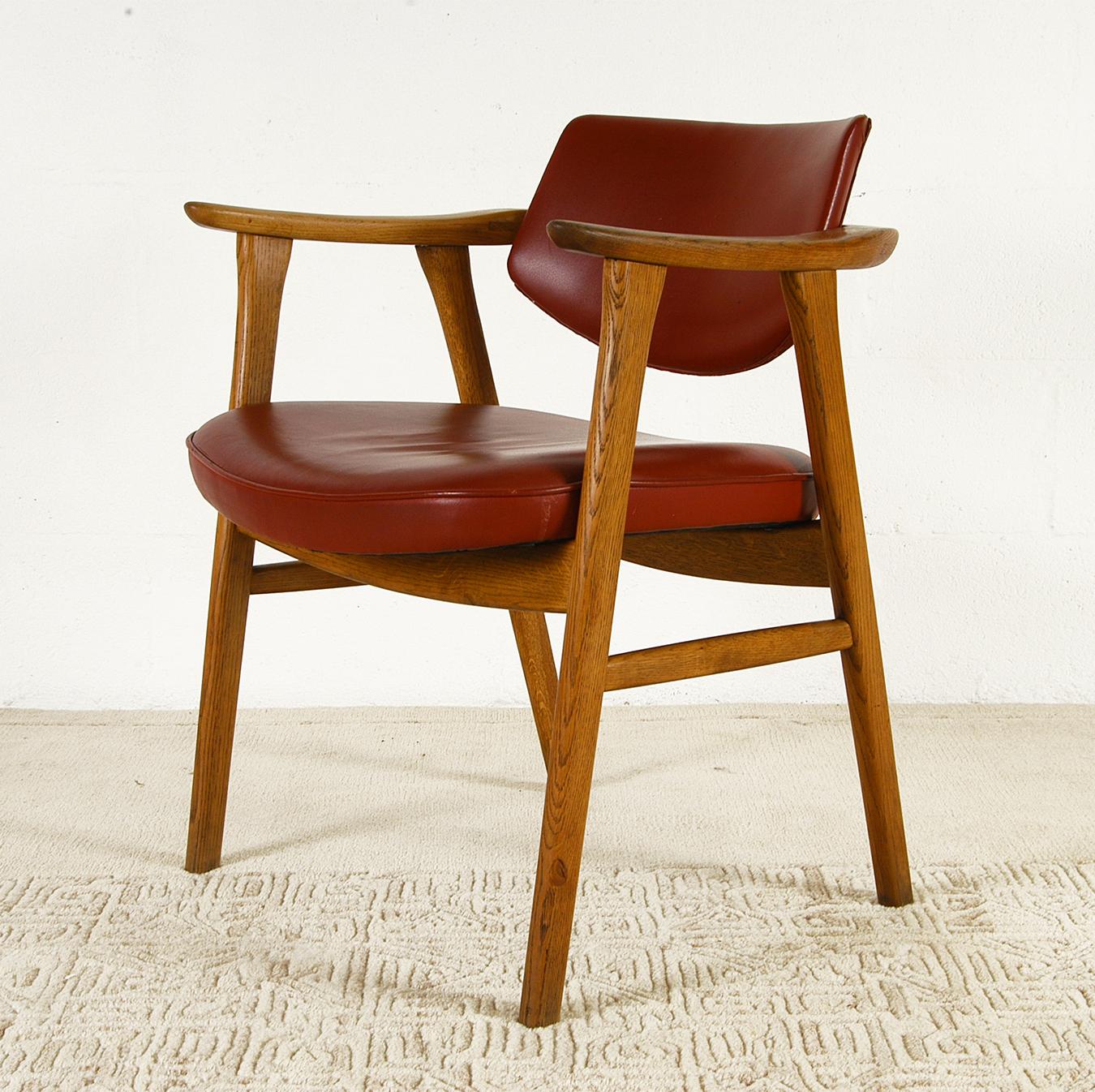 A good Danish open armchair / desk chair, model 53 in oak, designed by Erik Kirkegaard for Høng Stolefabrik, Denmark in the early to mid-1960s.
Substantial solid oak frame and red leather upholstery designed for long periods of sitting make this a