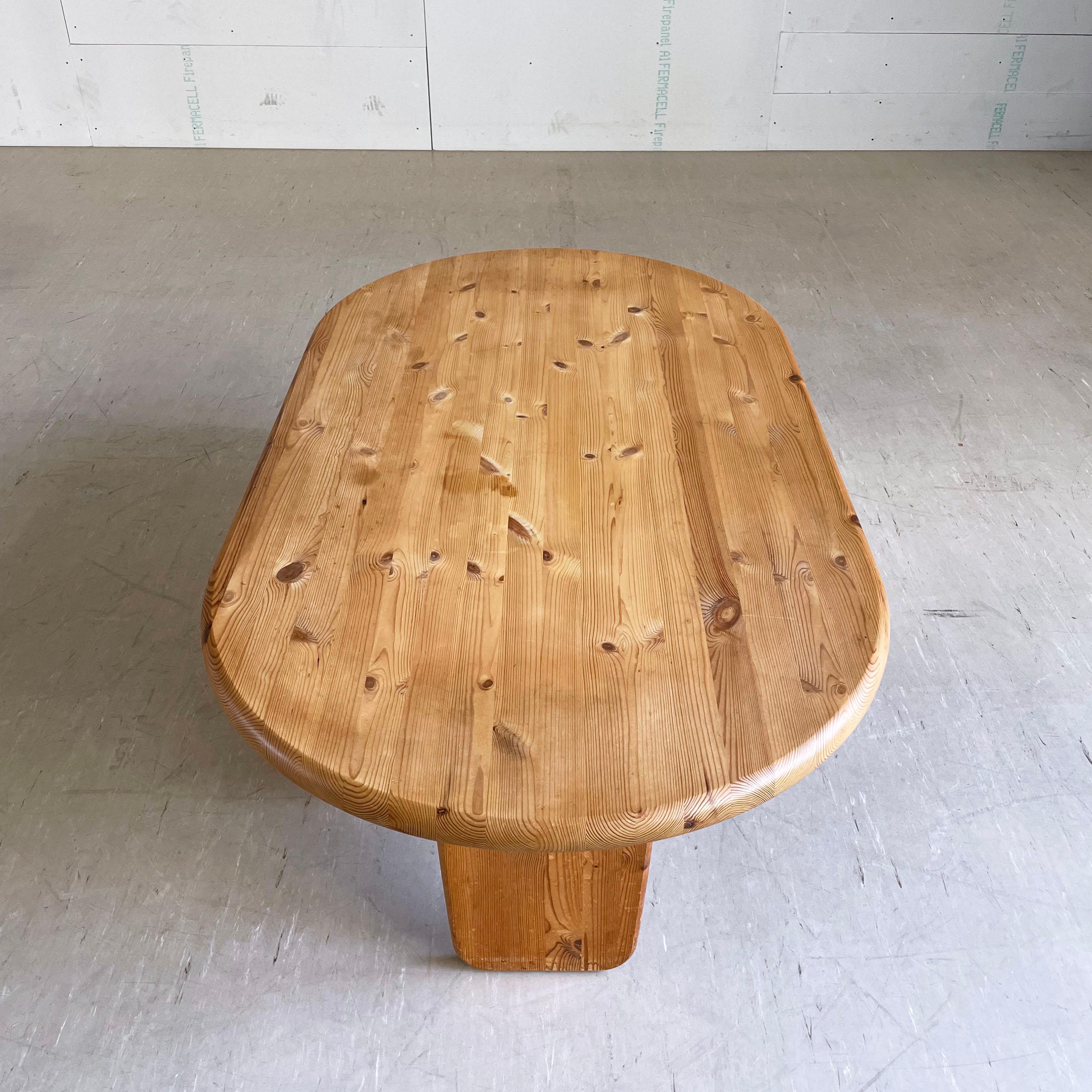 1960's Danish Modern Solid Pine Oval Coffee Table in Rainer Daumiller Style In Good Condition For Sale In Bern, CH