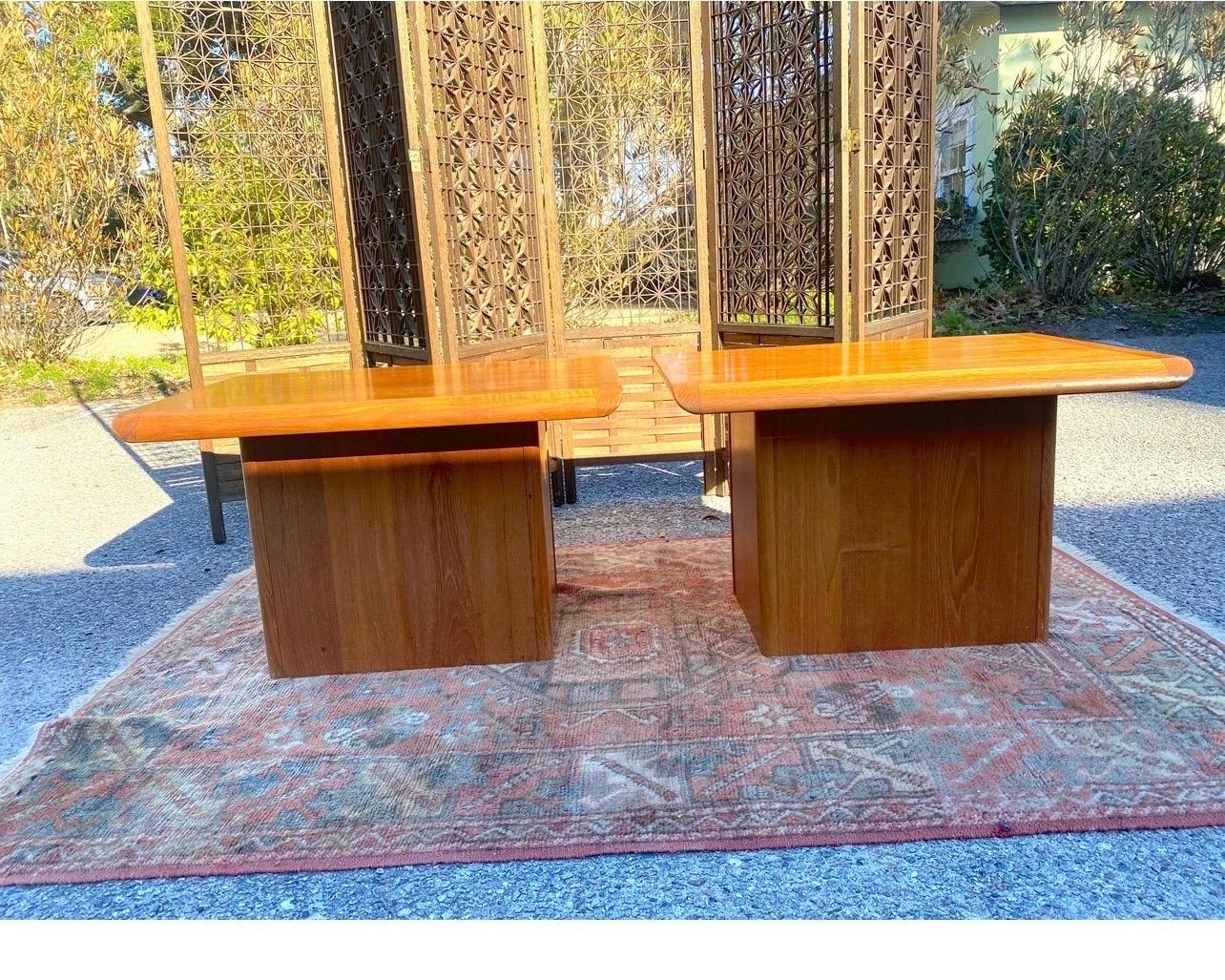 Milieu du XXe siècle Paire de tables d'appoint à piédestal en teck, Danish Modern, 1960 en vente
