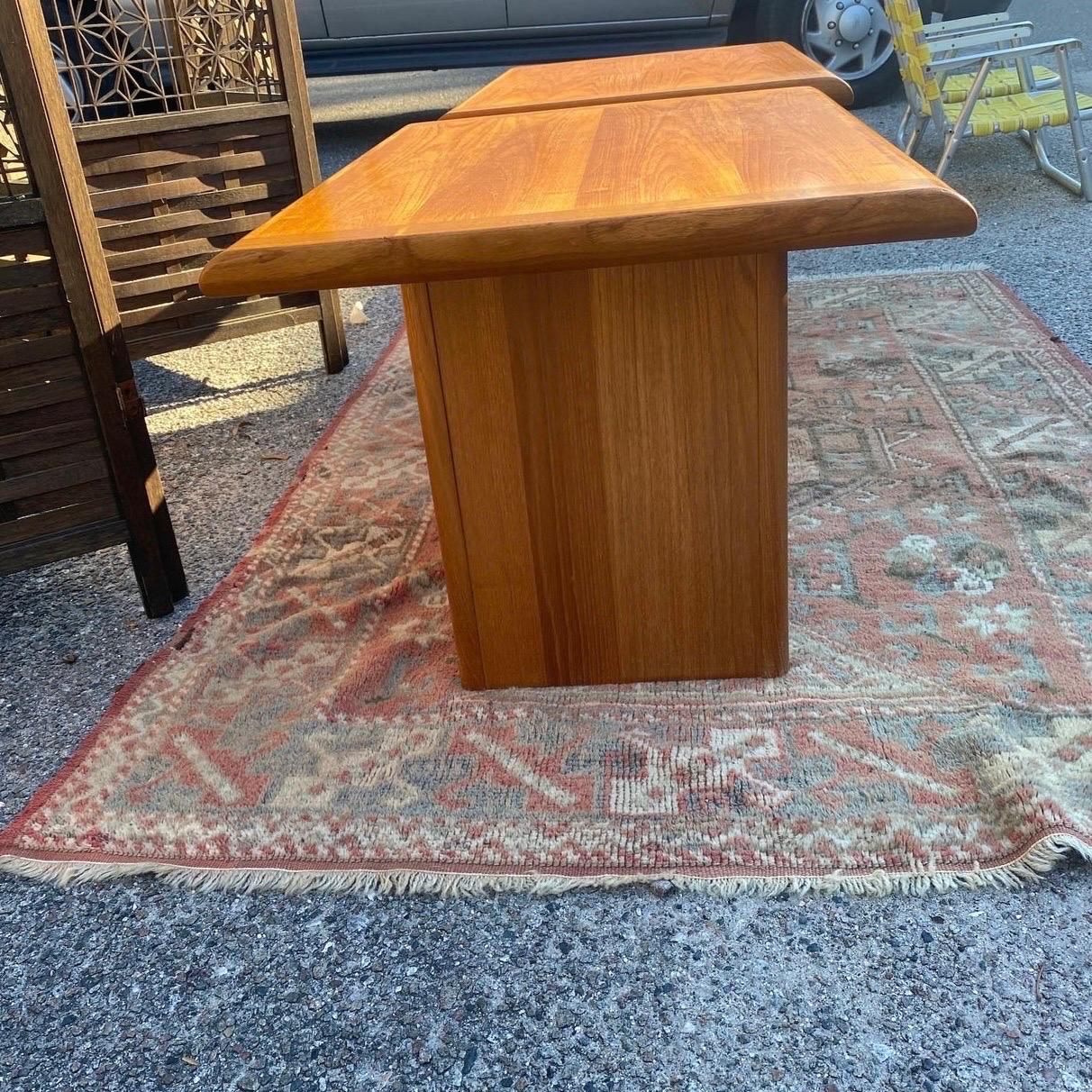 1960's Danish Modern Pedestal Teak Beistelltische, ein Paar im Angebot 1