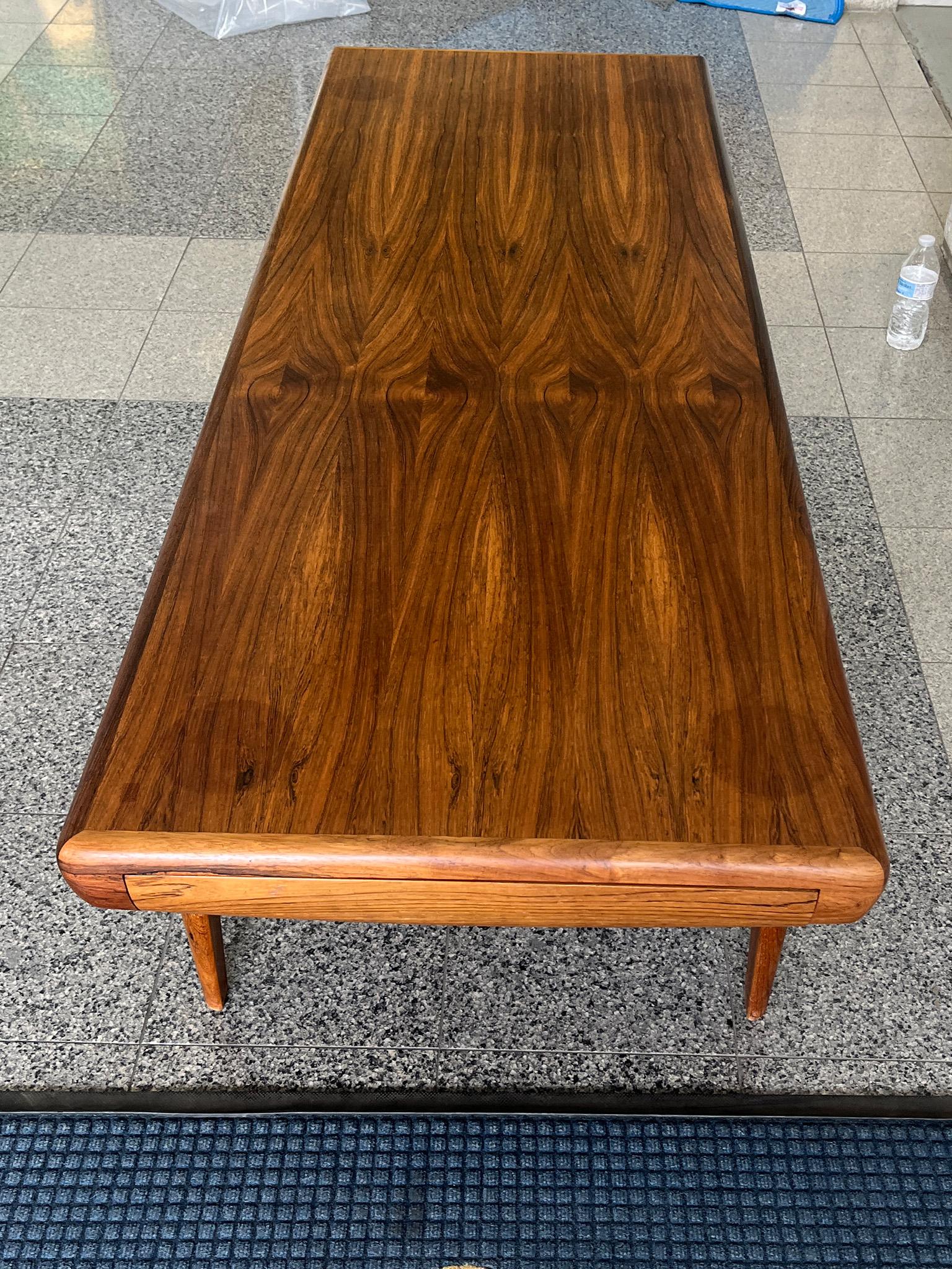 1960s Danish Modern Rosewood Coffee Table by Johannes Andersen In Good Condition For Sale In New York, NY