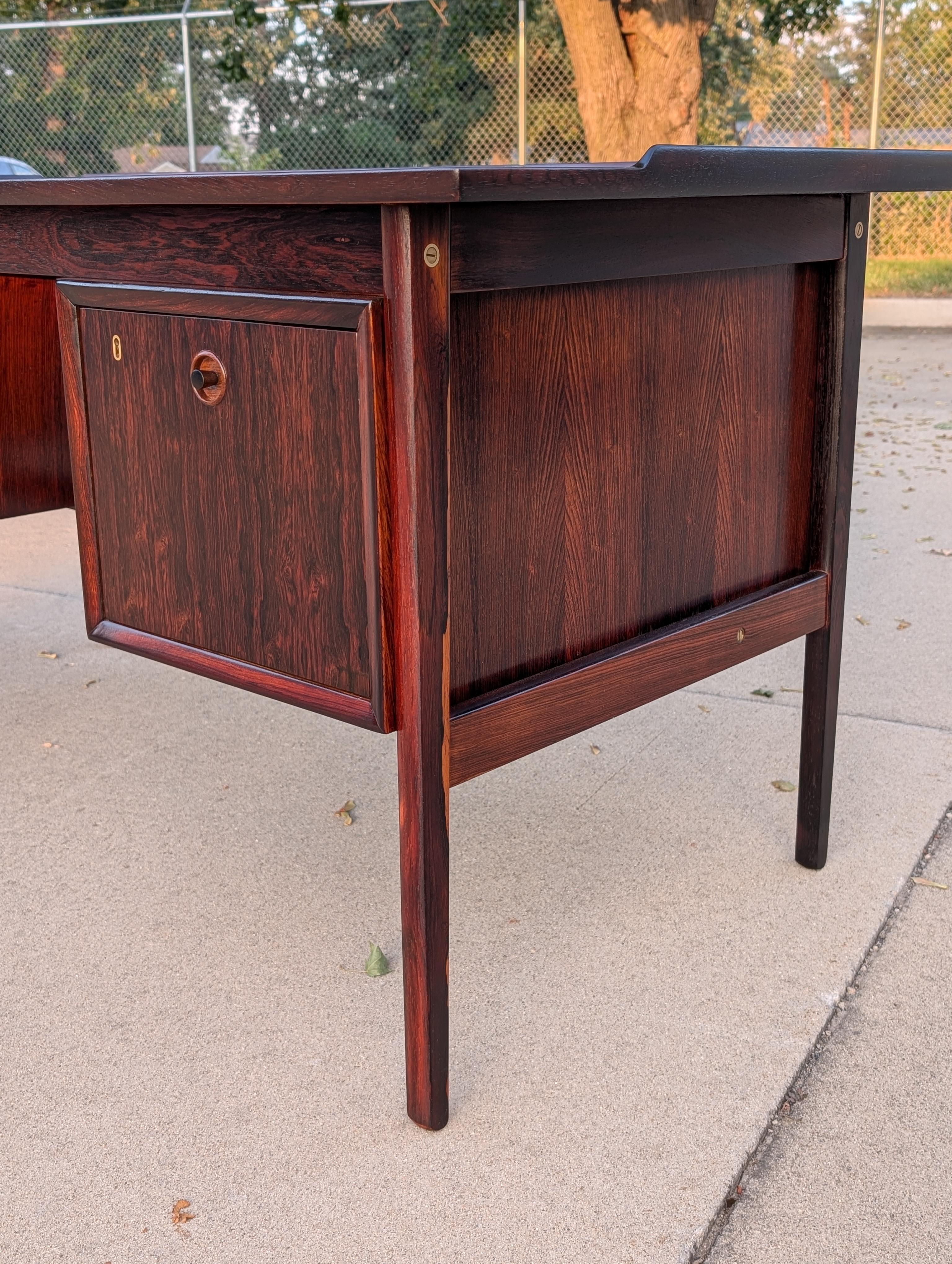 1960s Danish Modern Rosewood Desk For Sale 4