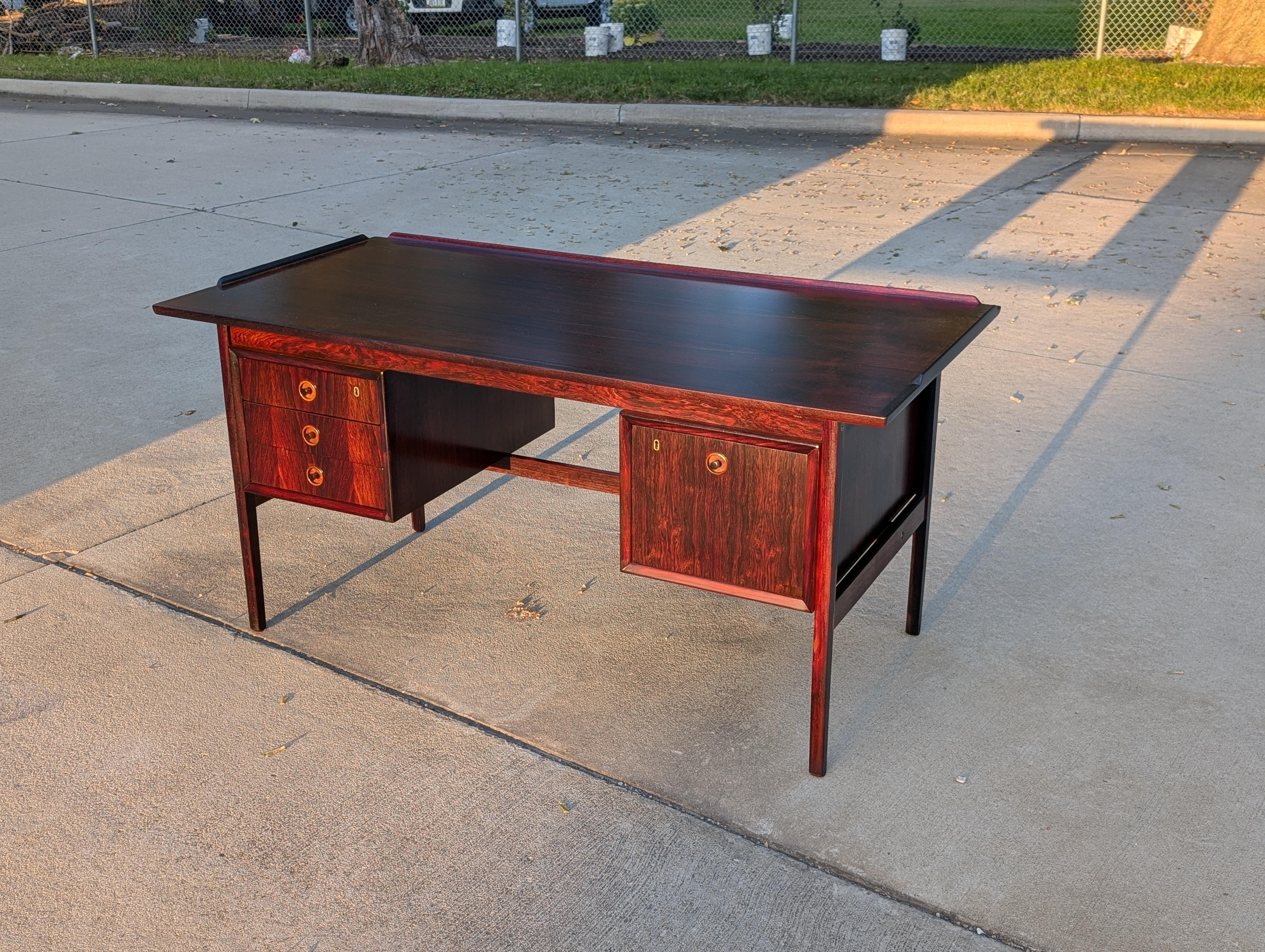 1960s Danish Modern Rosewood Desk For Sale 7