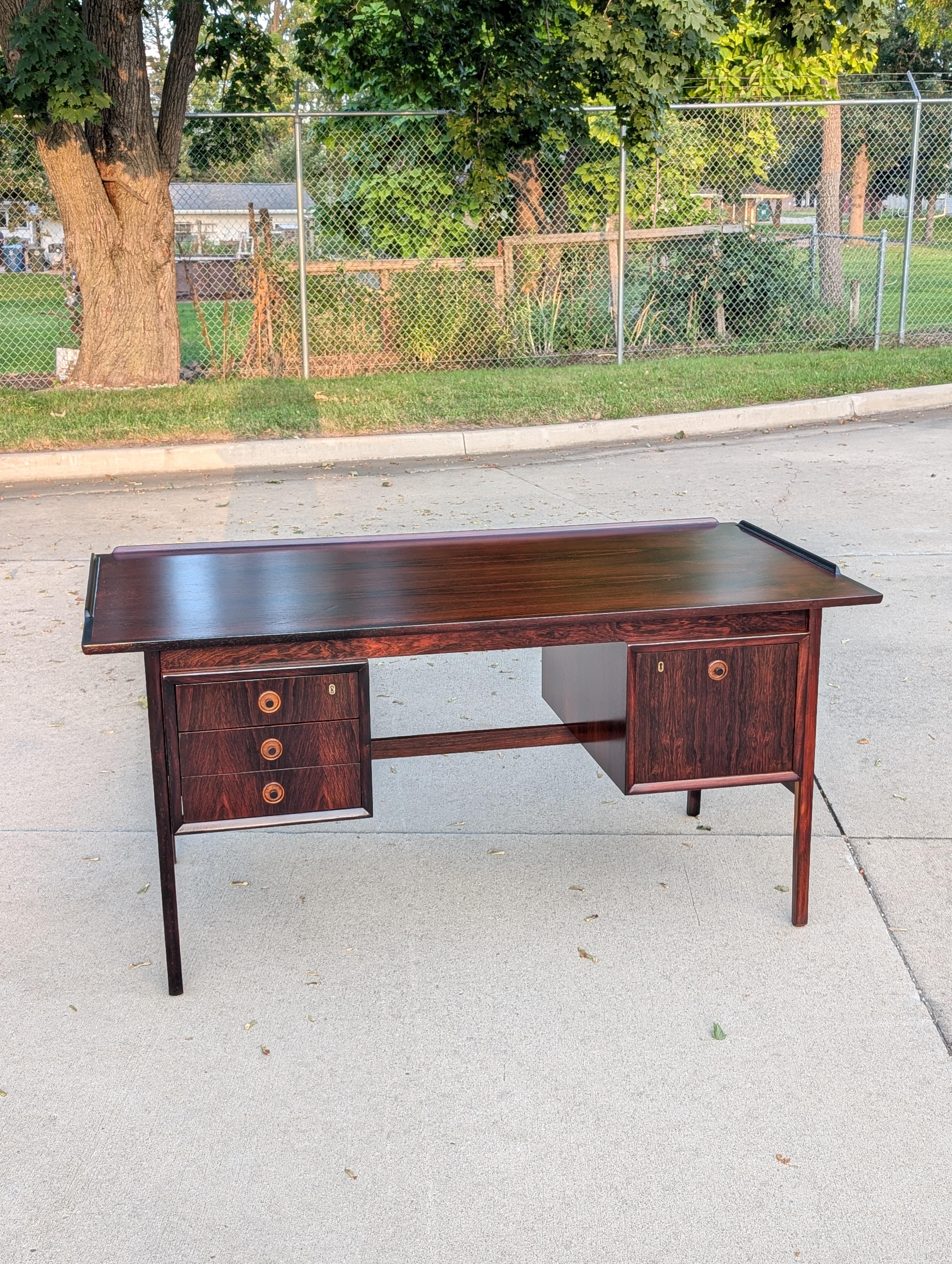 1960s Danish Modern Rosewood Desk In Good Condition For Sale In Cedar Falls, IA