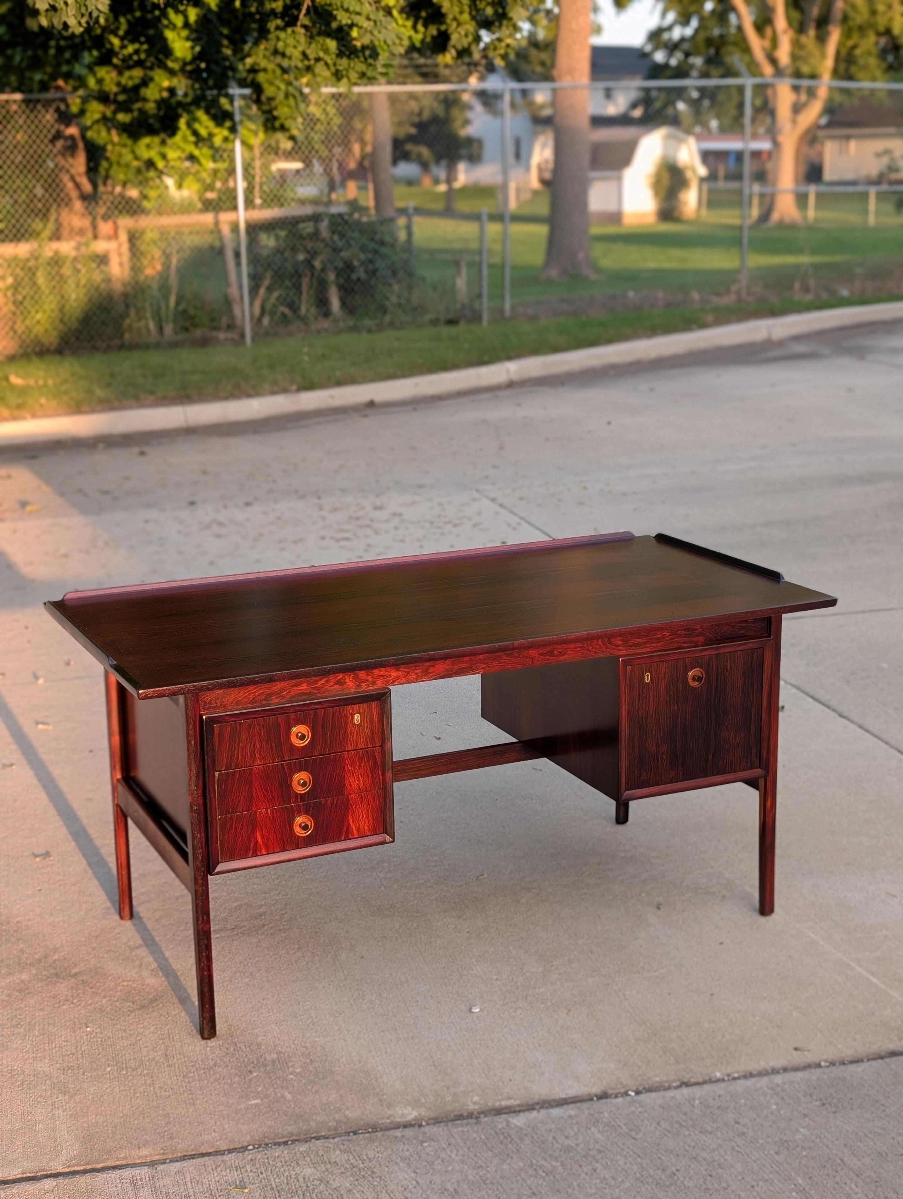 Mid-20th Century 1960s Danish Modern Rosewood Desk For Sale