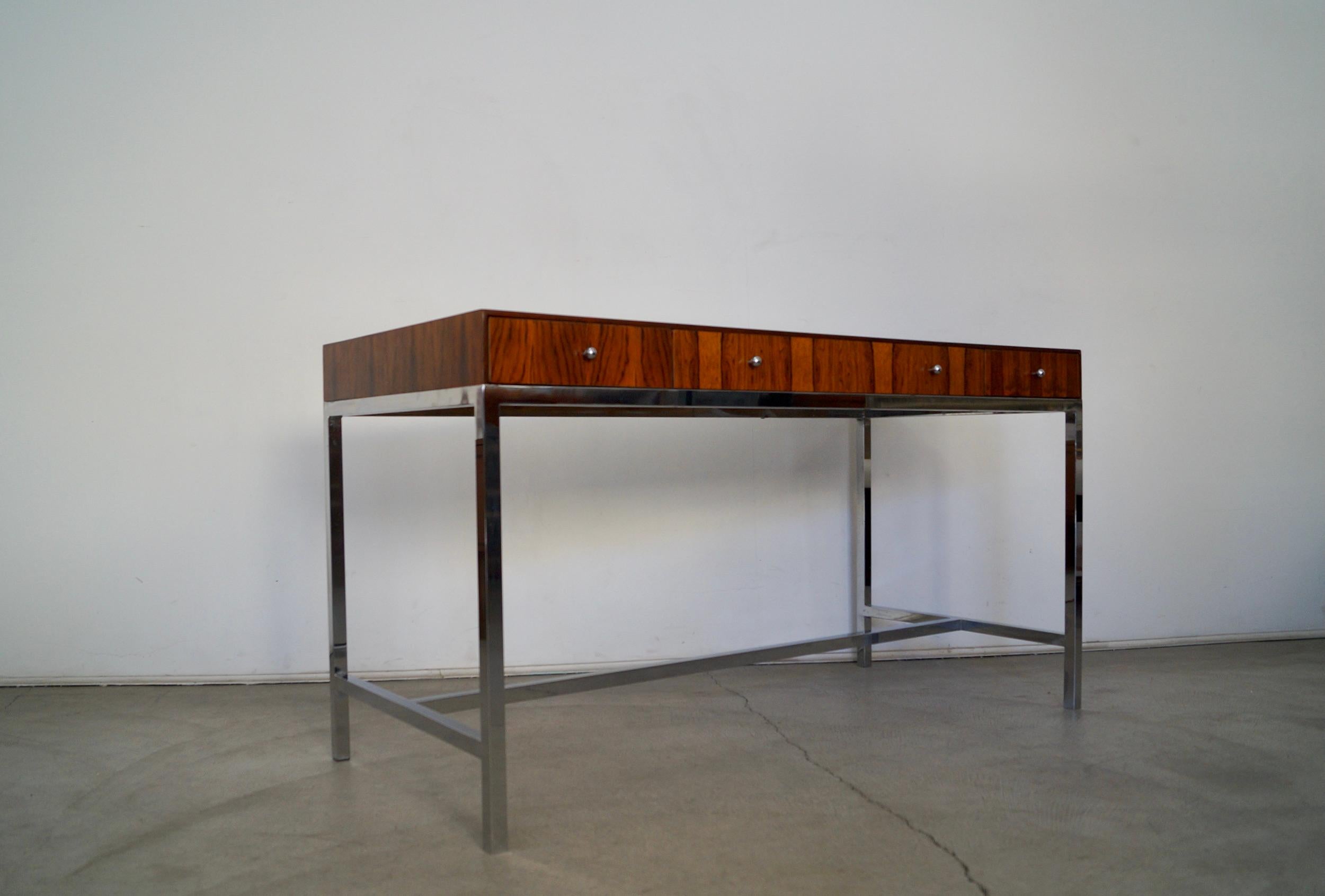 Bureau danois moderne en bois de rose des années 1960 en vente 2