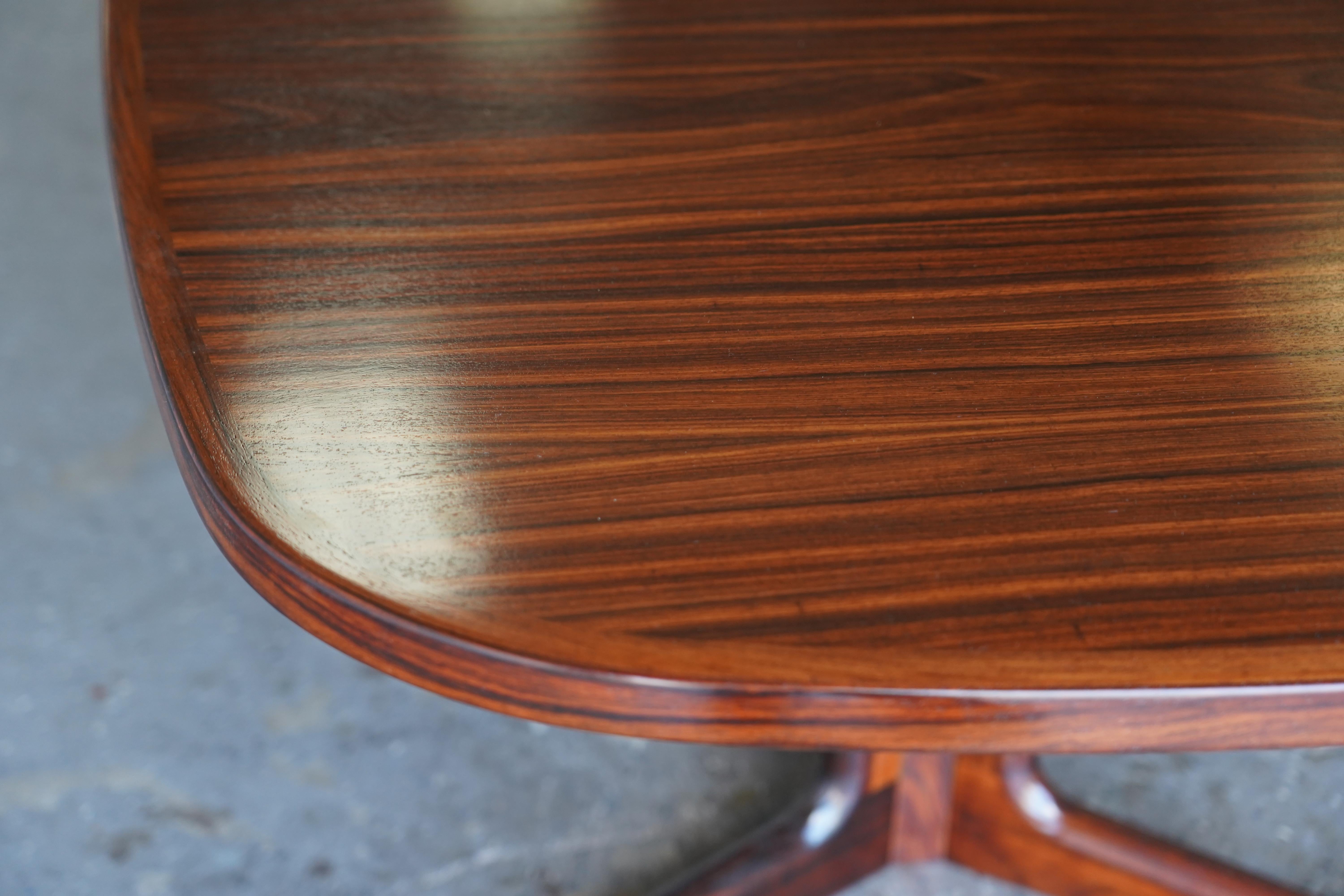1960's Danish Modern Rosewood Dining Table by Gudme Møbelfabrik Seats ten en vente 3