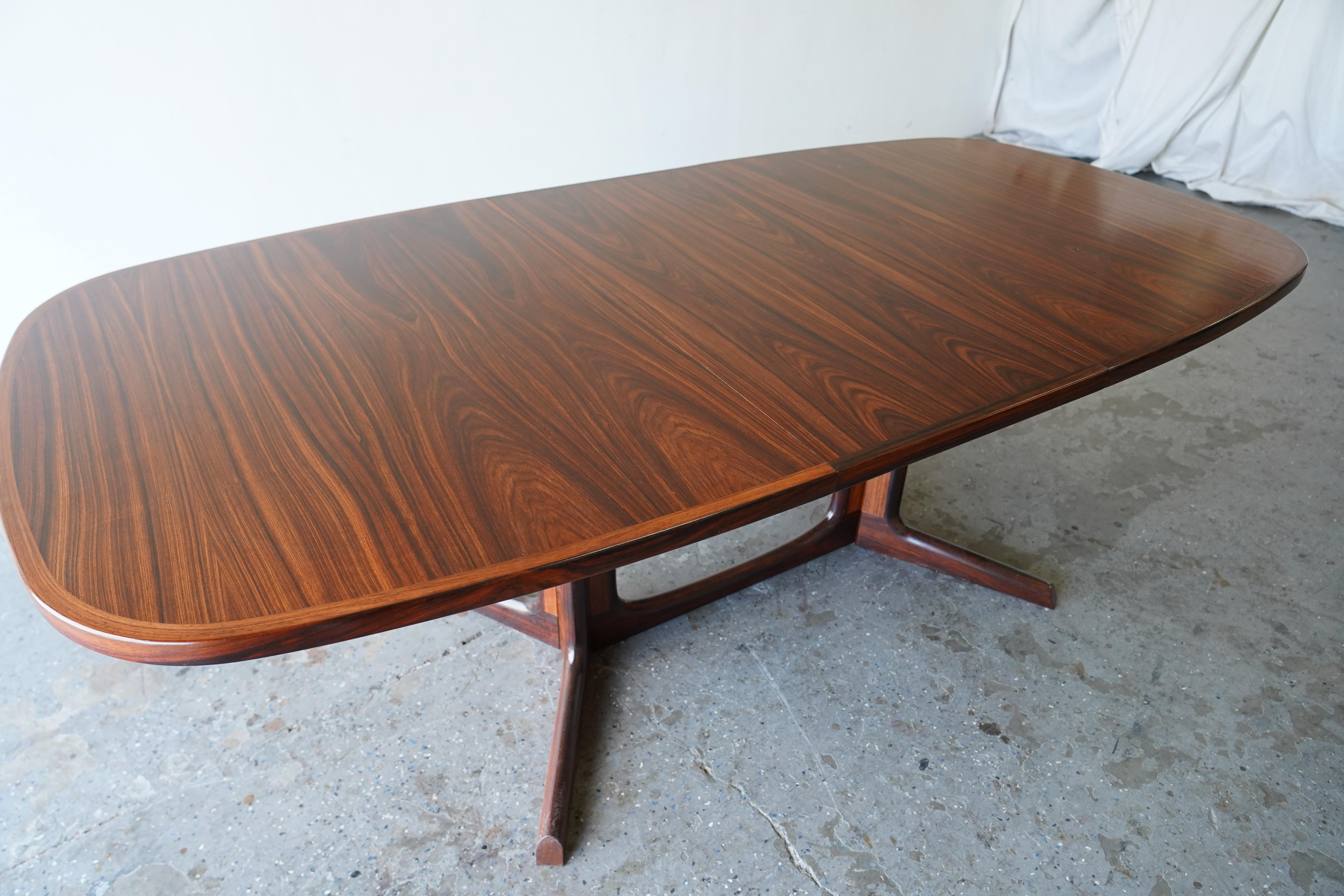1960's Danish Modern Rosewood Dining Table by Gudme Møbelfabrik Seats ten en vente 4