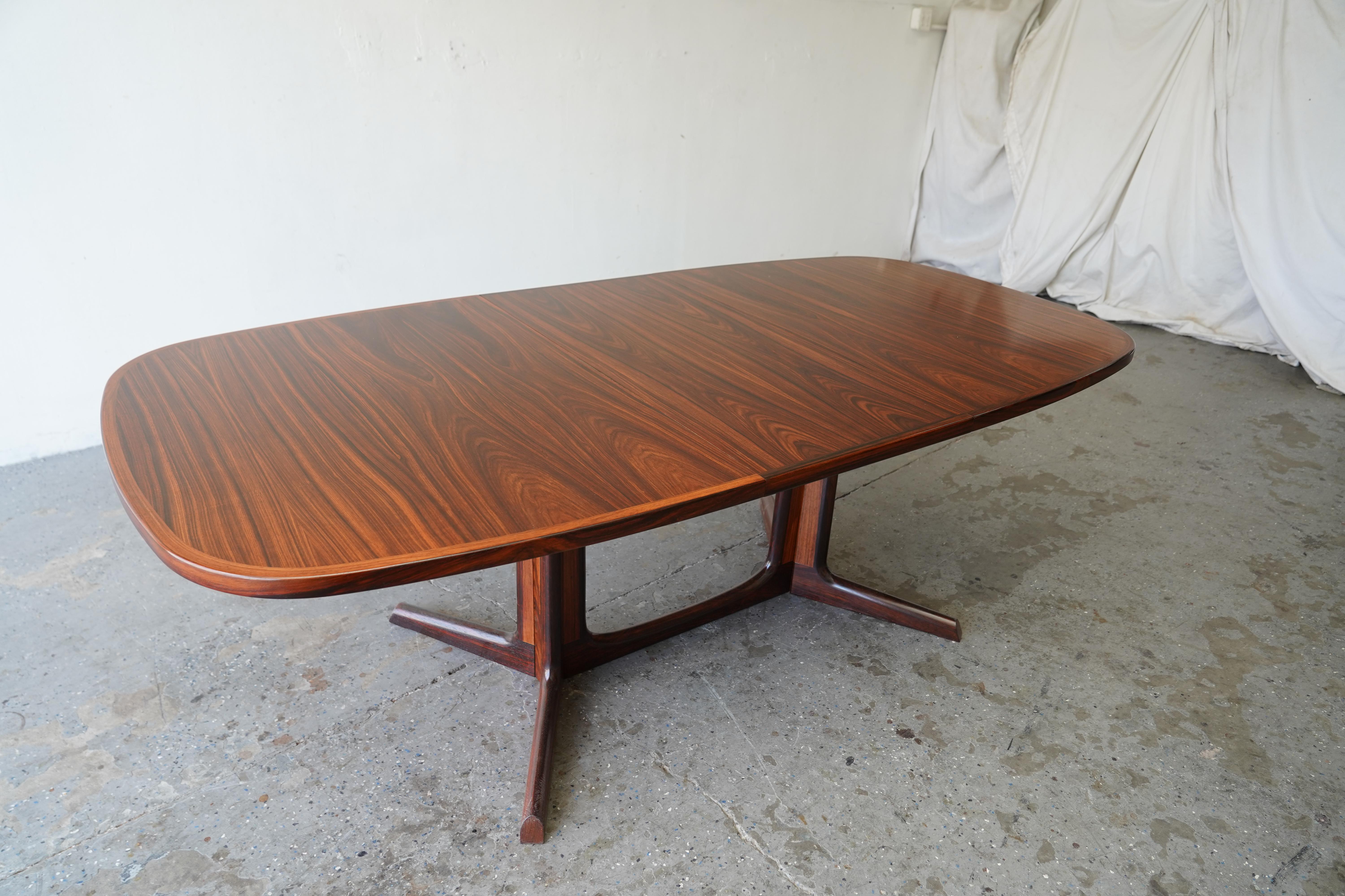 1960's Danish Modern Rosewood Dining Table by Gudme Møbelfabrik Seats ten en vente 5