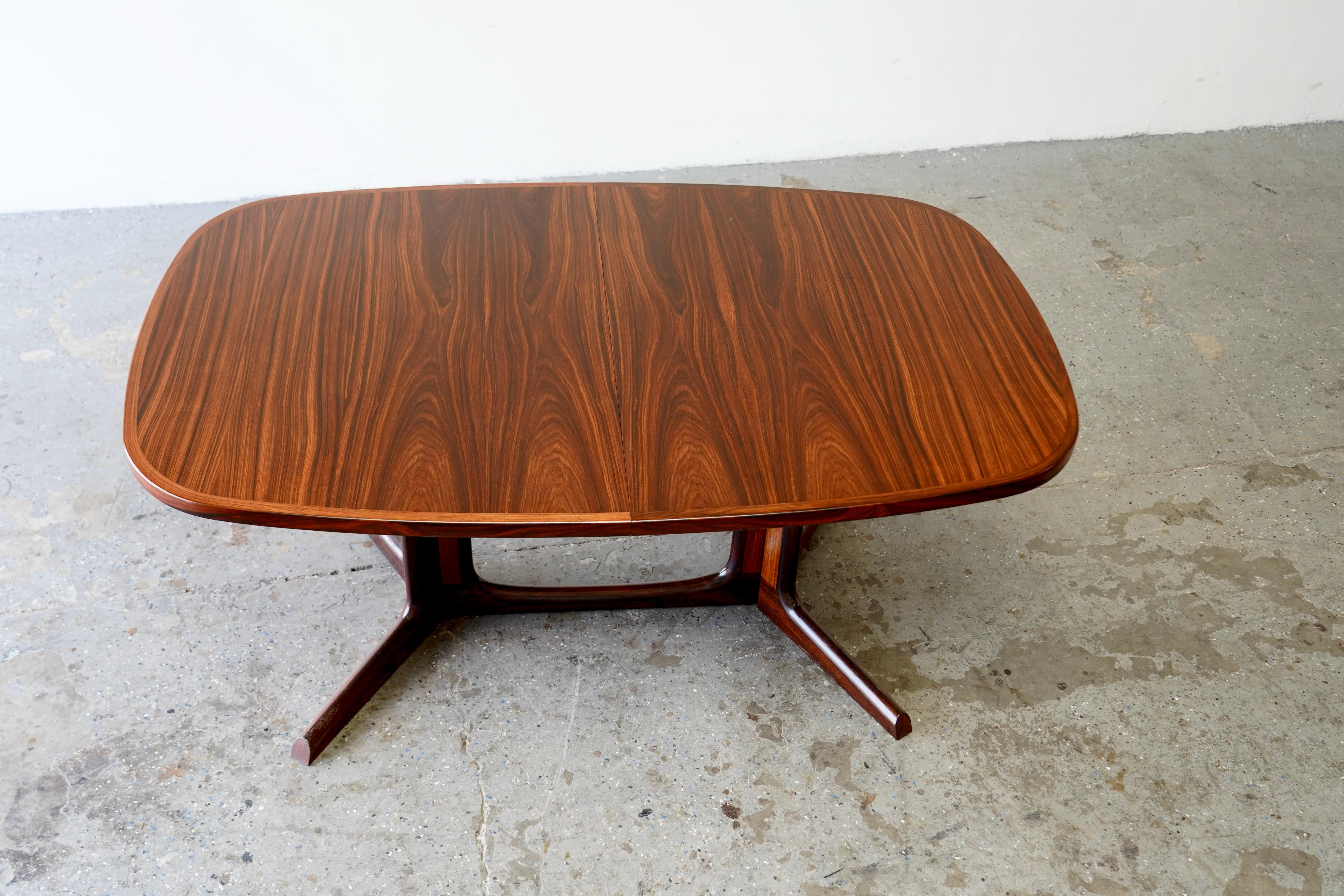 1960's Danish Modern Rosewood Dining Table by Gudme Møbelfabrik Seats ten en vente 6