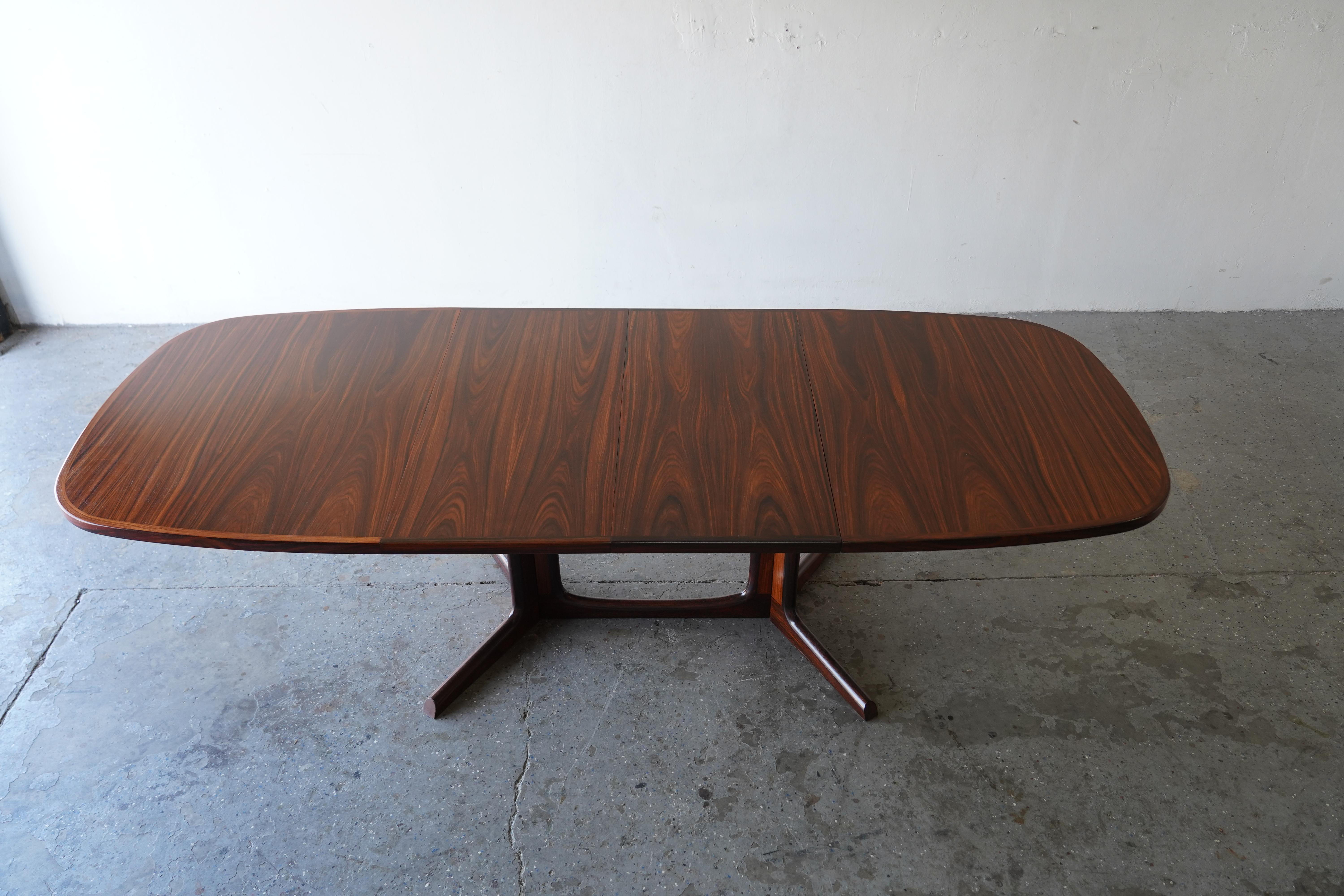 Cette table de salle à manger à rallonge en bois de rose est un exemple remarquable du design danois moderne. Elle a été fabriquée à la fin des années 1960 par le célèbre fabricant danois Gudme Møbelfabrik.  Design/One attribué à  Niels Otto