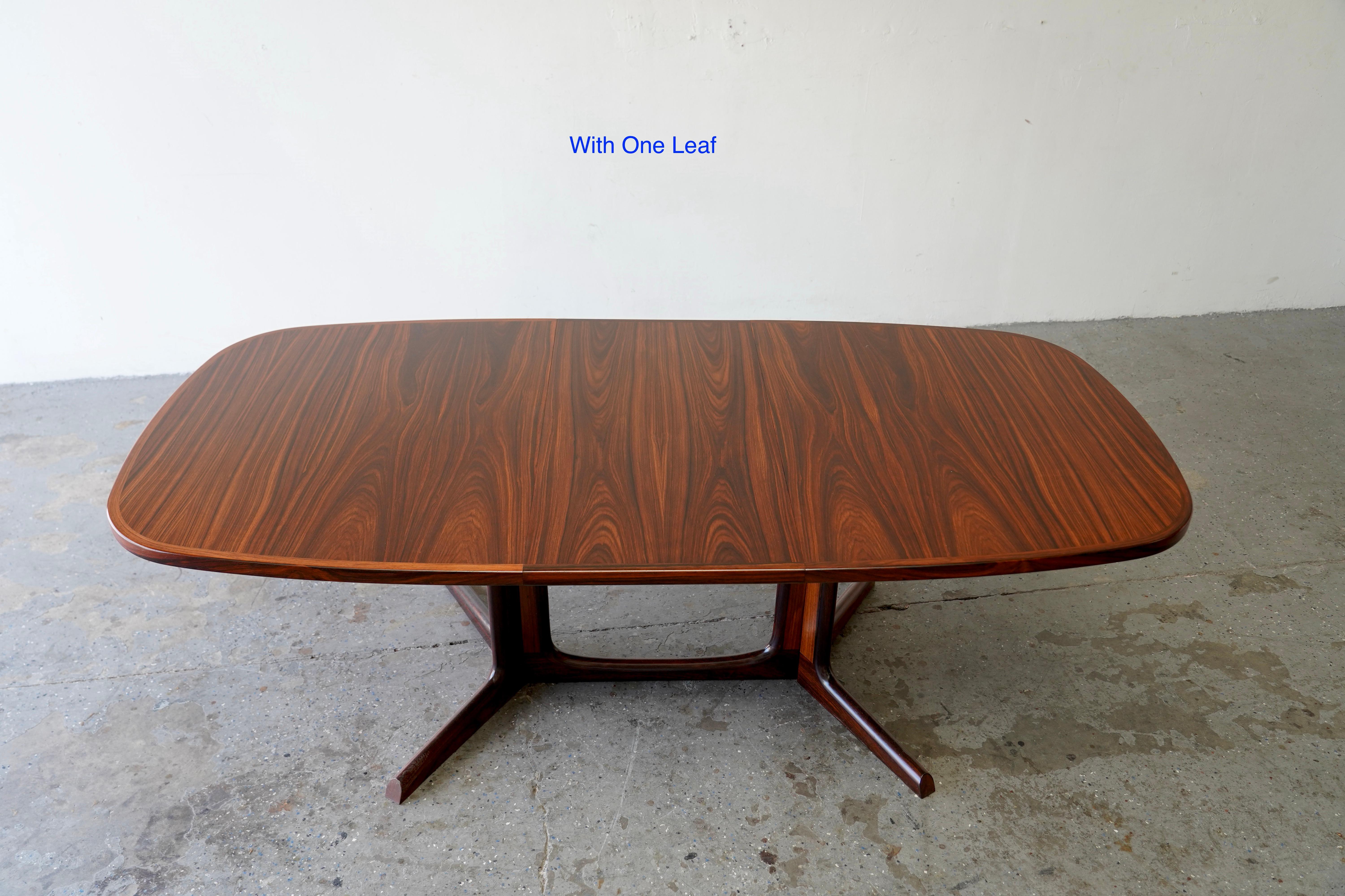 1960's Danish Modern Rosewood Dining Table by Gudme Møbelfabrik Seats ten Bon état - En vente à Las Vegas, NV