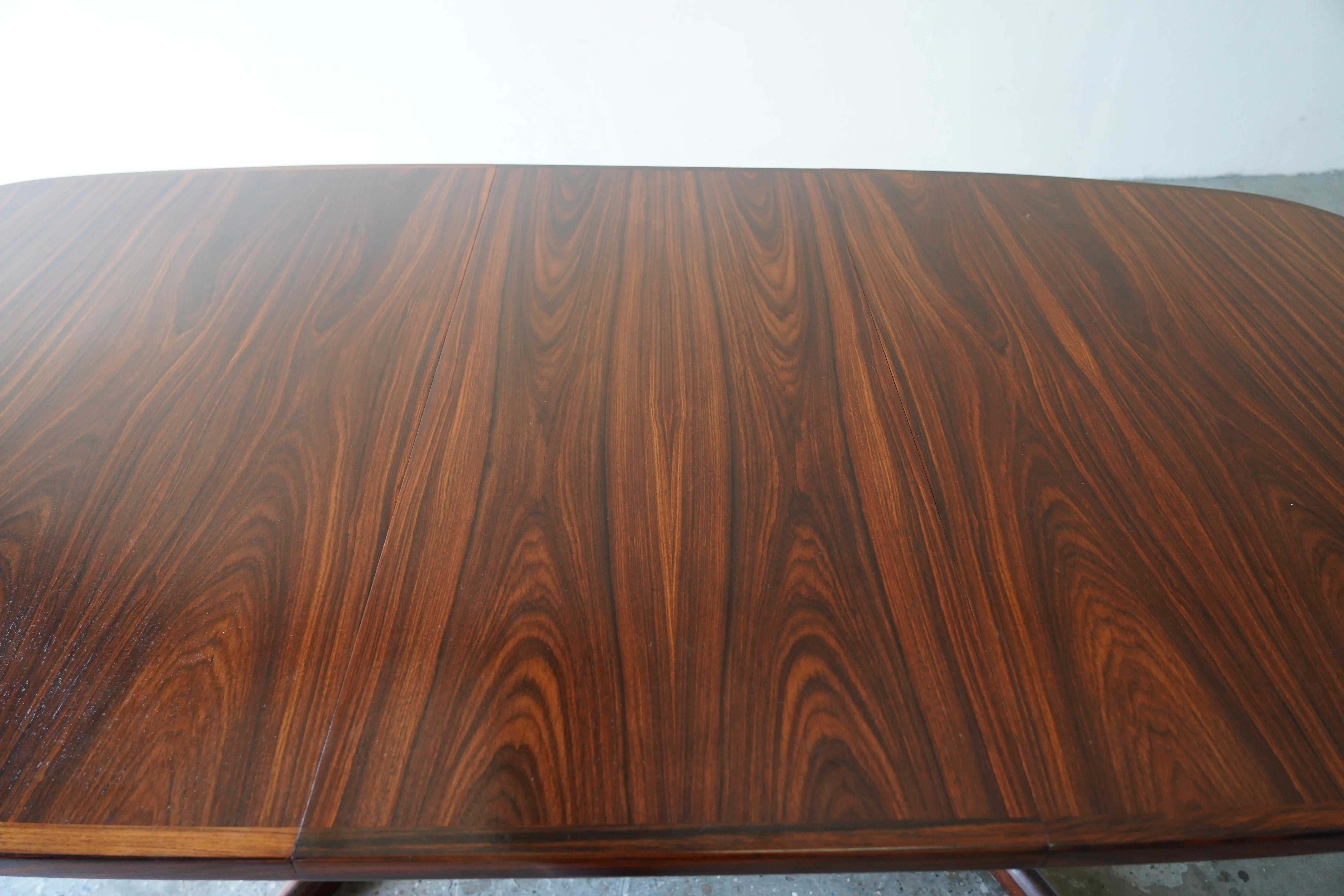 Bois de rose 1960's Danish Modern Rosewood Dining Table by Gudme Møbelfabrik Seats ten en vente