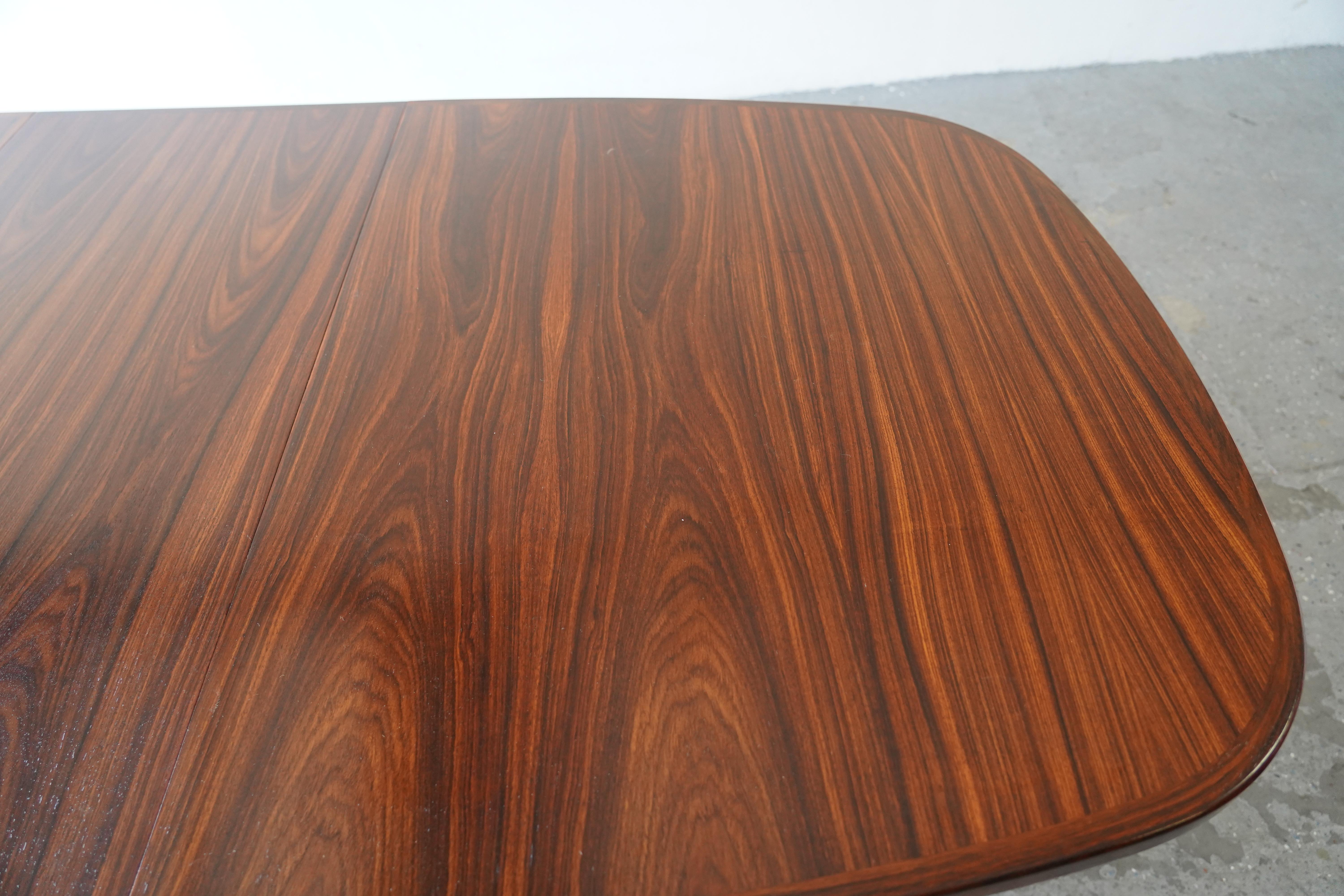 1960's Danish Modern Rosewood Dining Table by Gudme Møbelfabrik Seats ten en vente 1