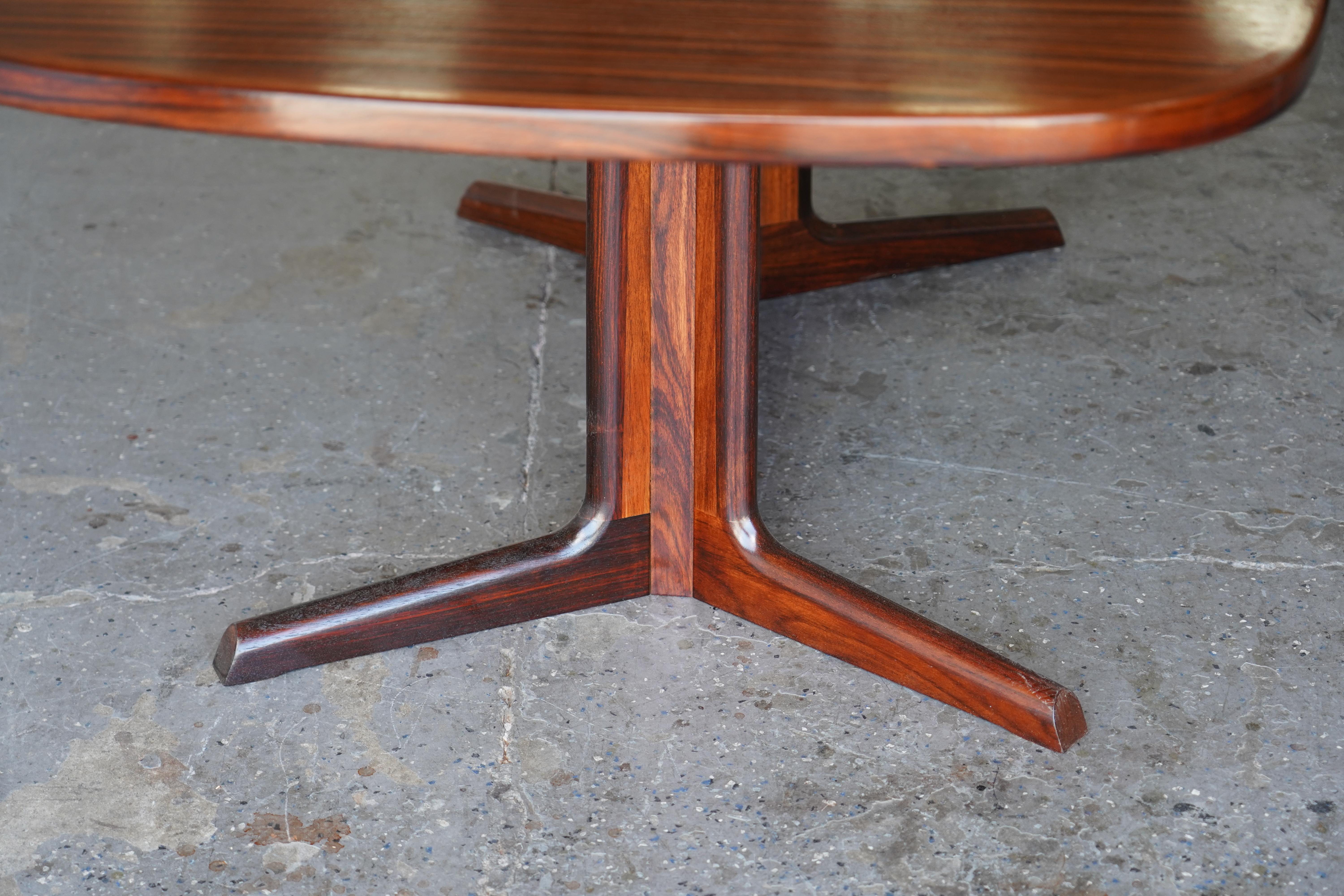 1960's Danish Modern Rosewood Dining Table by Gudme Møbelfabrik Seats ten en vente 2
