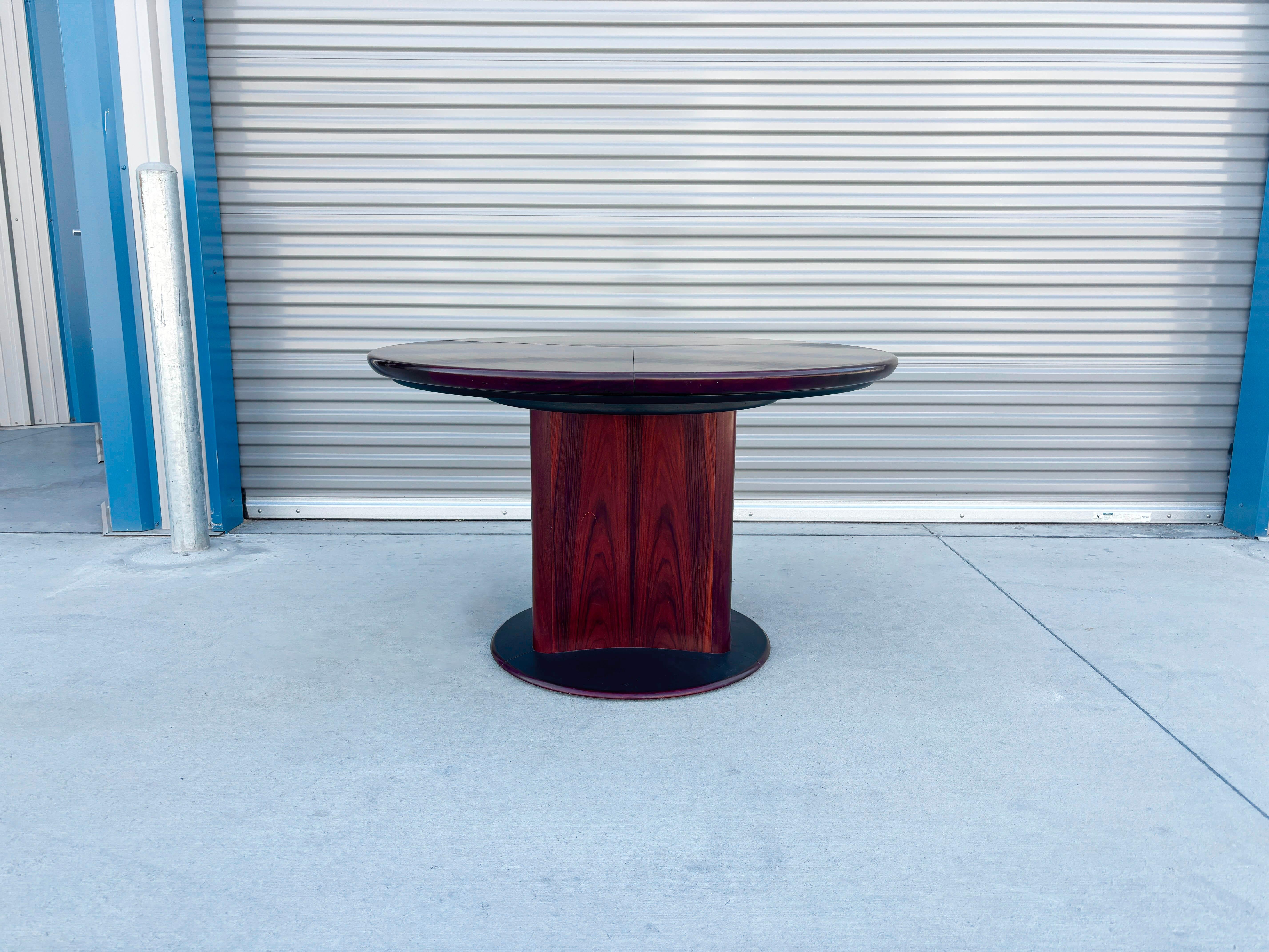 Table de salle à manger moderne danoise en bois de rose conçue et fabriquée par Skovby Møbelfabrik au Danemark vers les années 1960. Cette table est un parfait mélange de forme et de fonction. Le magnifique cadre en bois de rose respire l'élégance