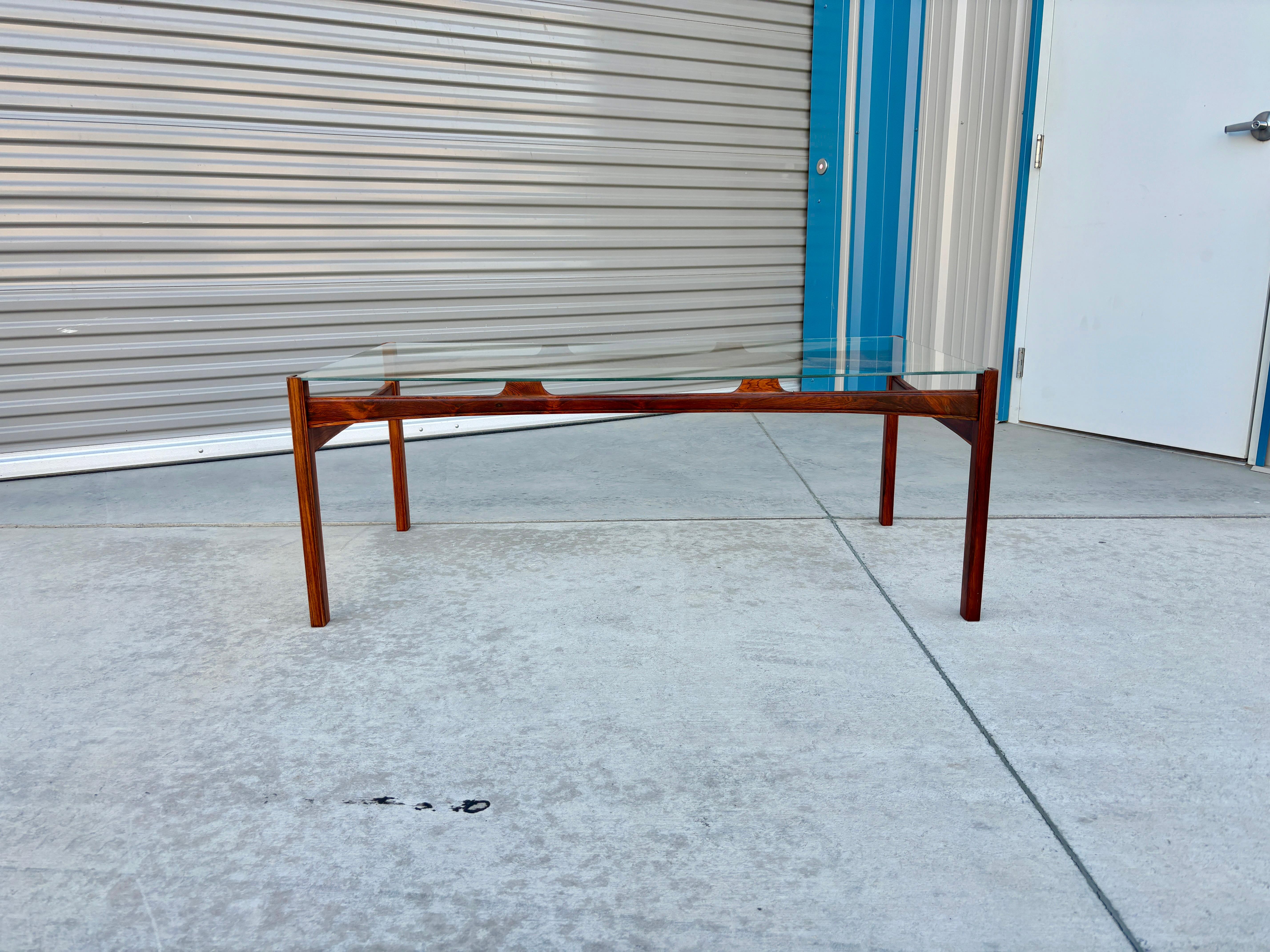 Mid-Century moderno Tavolino moderno danese del 1960 in legno di palissandro e vetro