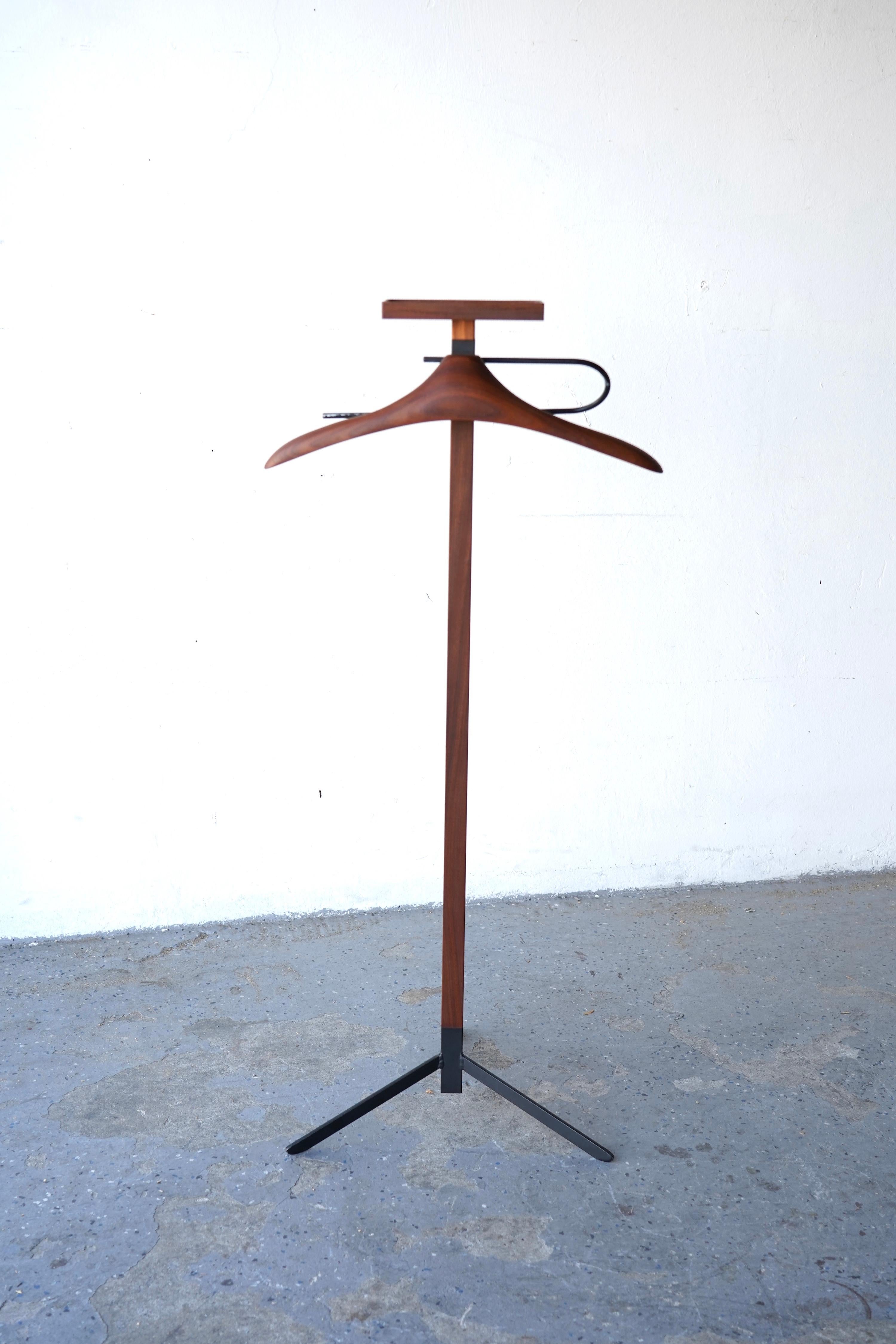 Valet de chambre danois des années 1960 en palissandre et métal The Moderns Stand en vente 4