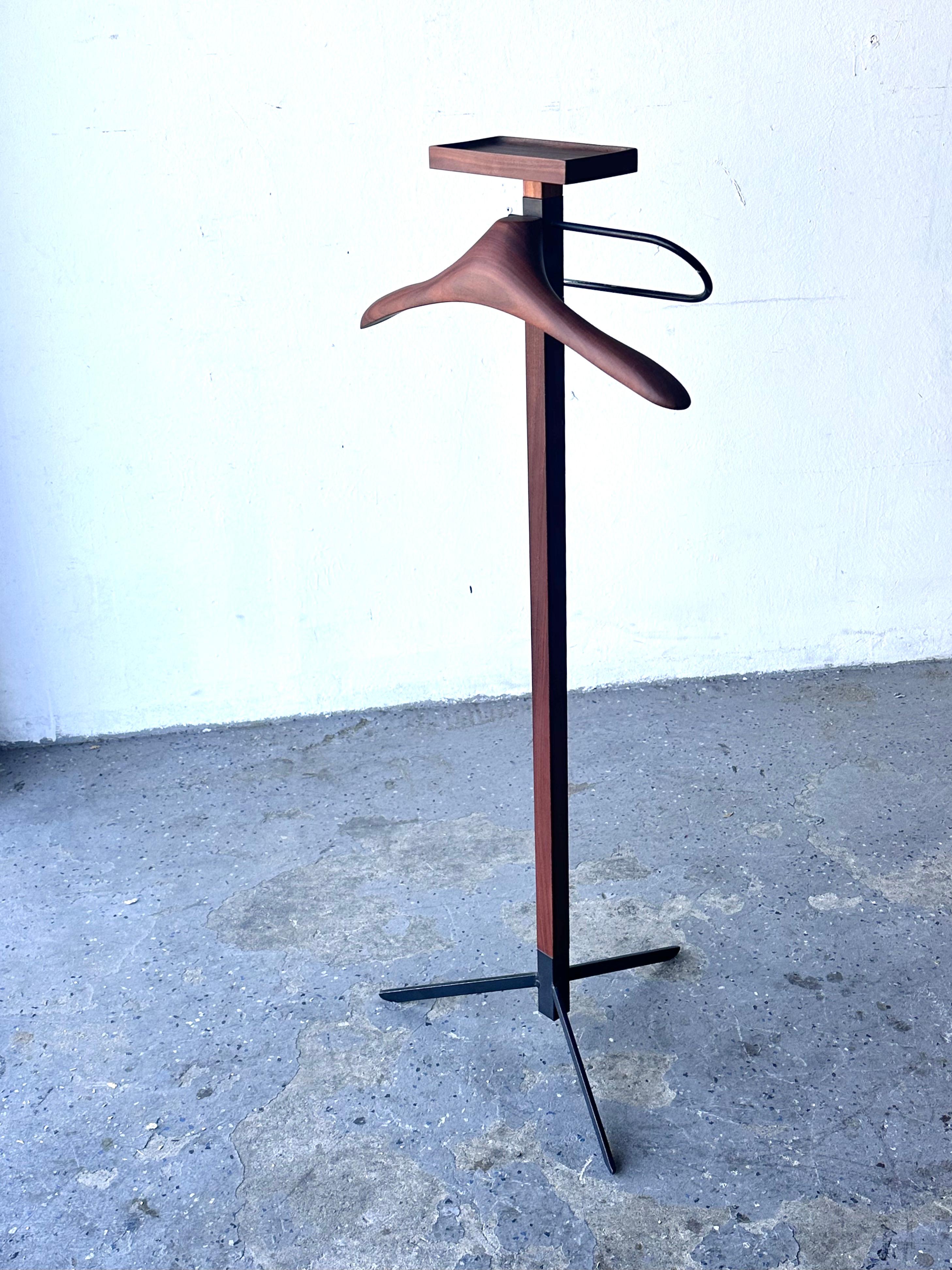 Valet de chambre en palissandre et métal, style moderne danois, milieu des années 1960
Un magnifique valet de chambre danois en teck des années 1960, conçu dans un souci de fonctionnalité et de style. Cette pièce sculpturale allie harmonieusement le