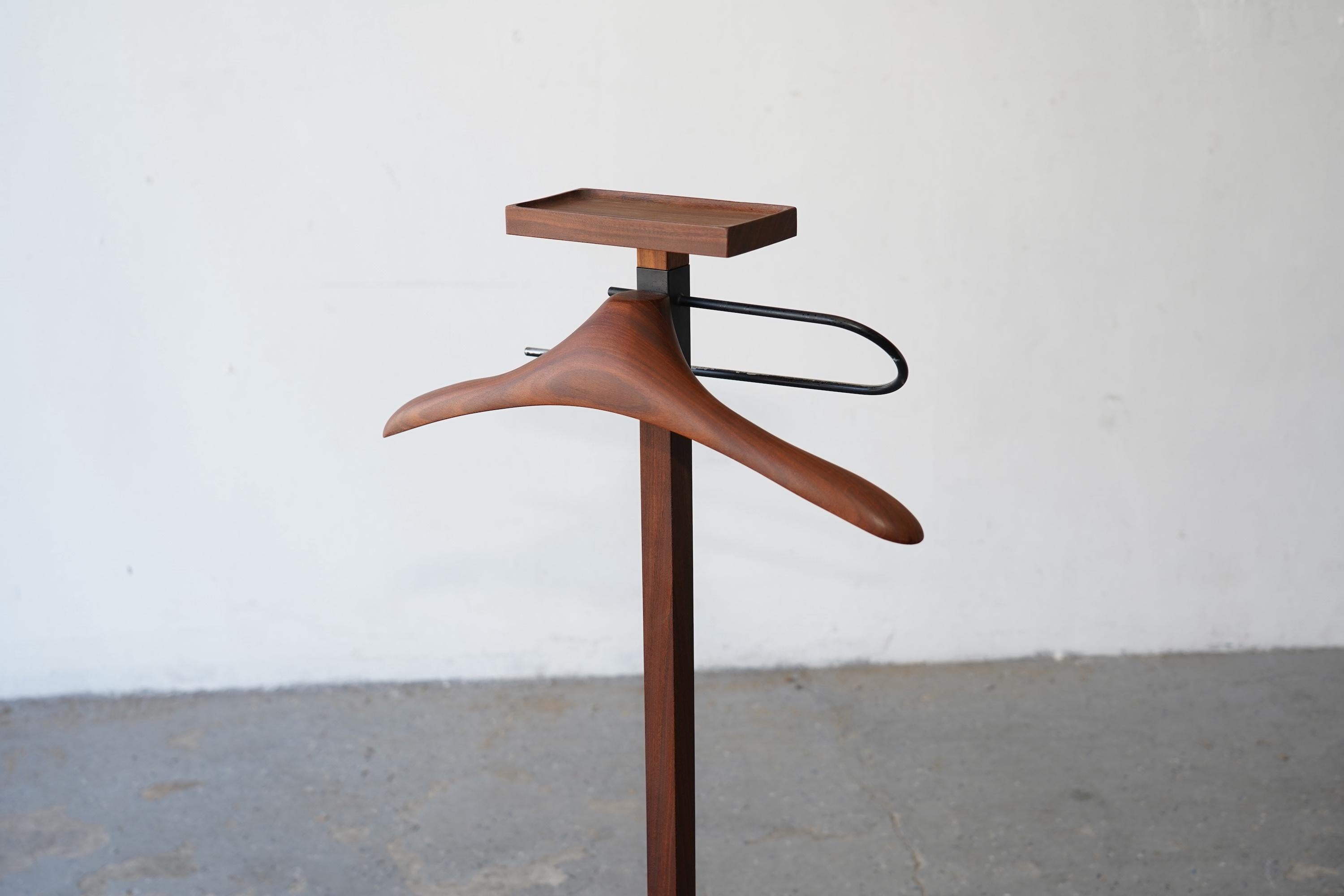 Danois Valet de chambre danois des années 1960 en palissandre et métal The Moderns Stand en vente