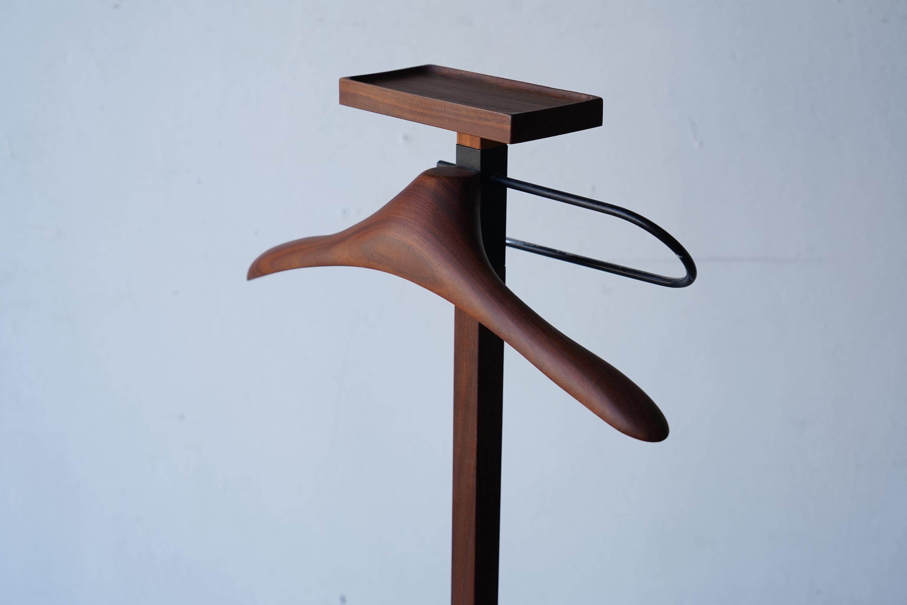 Valet de chambre danois des années 1960 en palissandre et métal The Moderns Stand Bon état - En vente à Las Vegas, NV