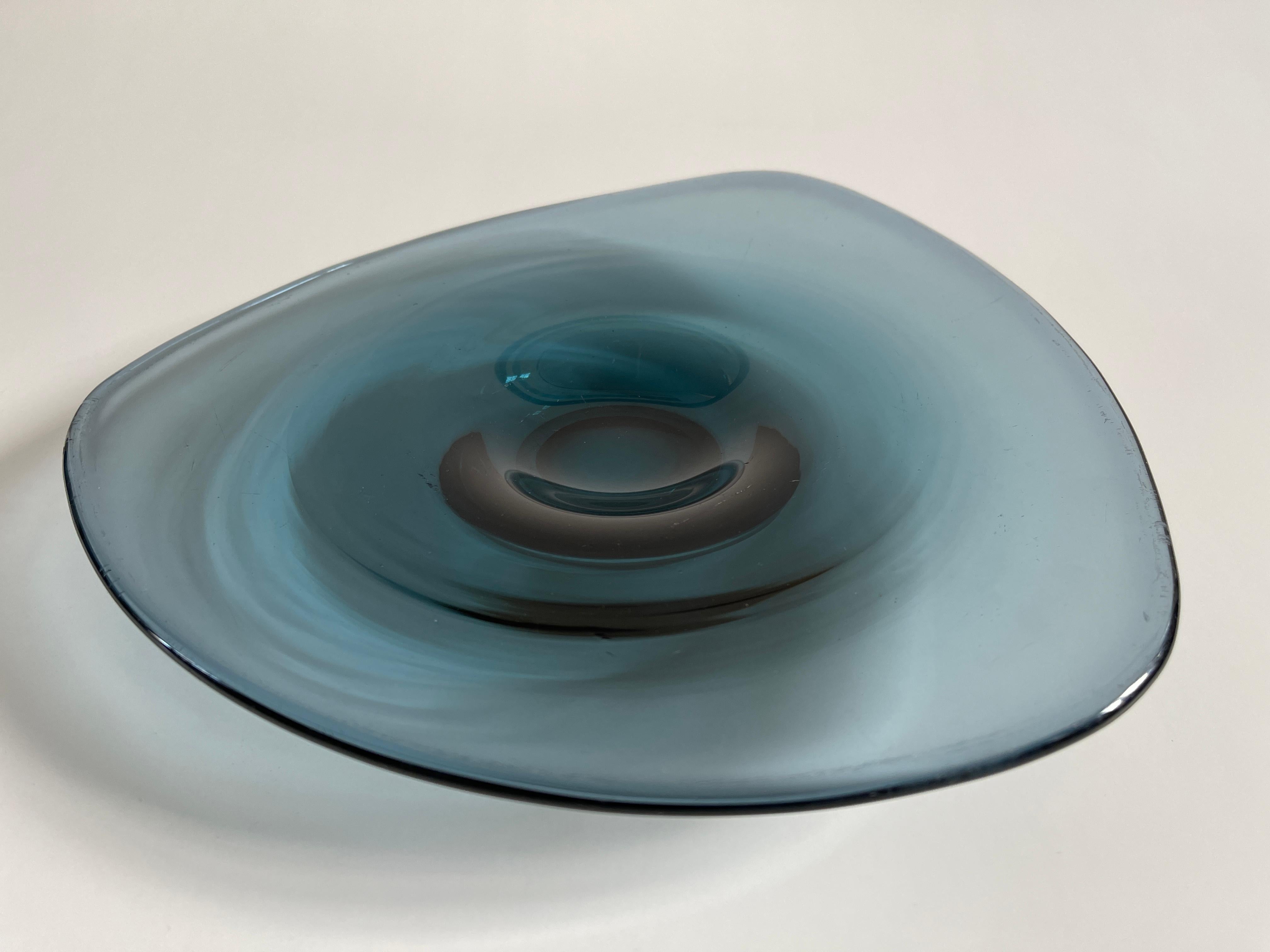 1960s Danish Modern Rouleaux Curved Triangle Blue Smoke Glass Tray In Good Condition For Sale In New York, NY