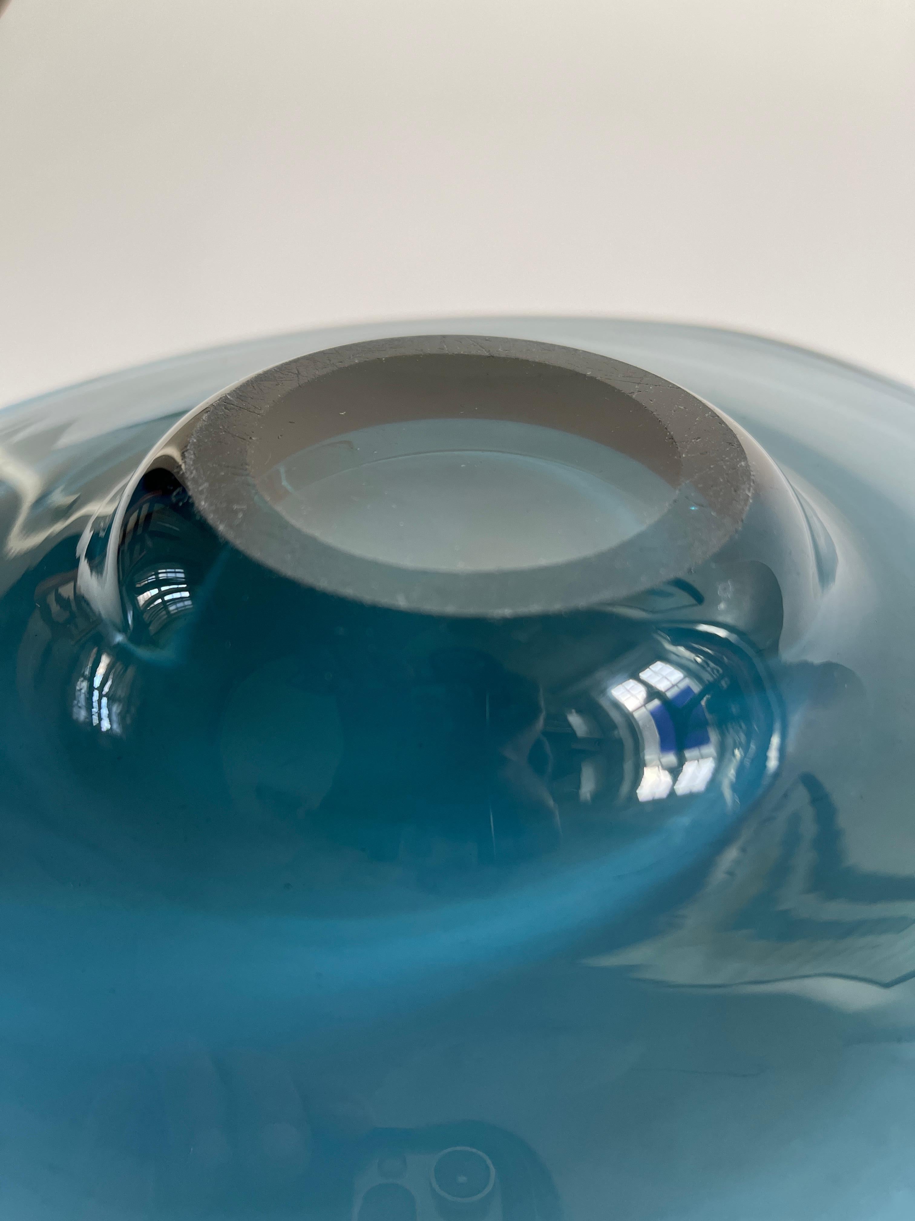 Verre d'art Plateau en verre fumé bleu courbé Rouleaux, danois moderne des années 1960 en vente