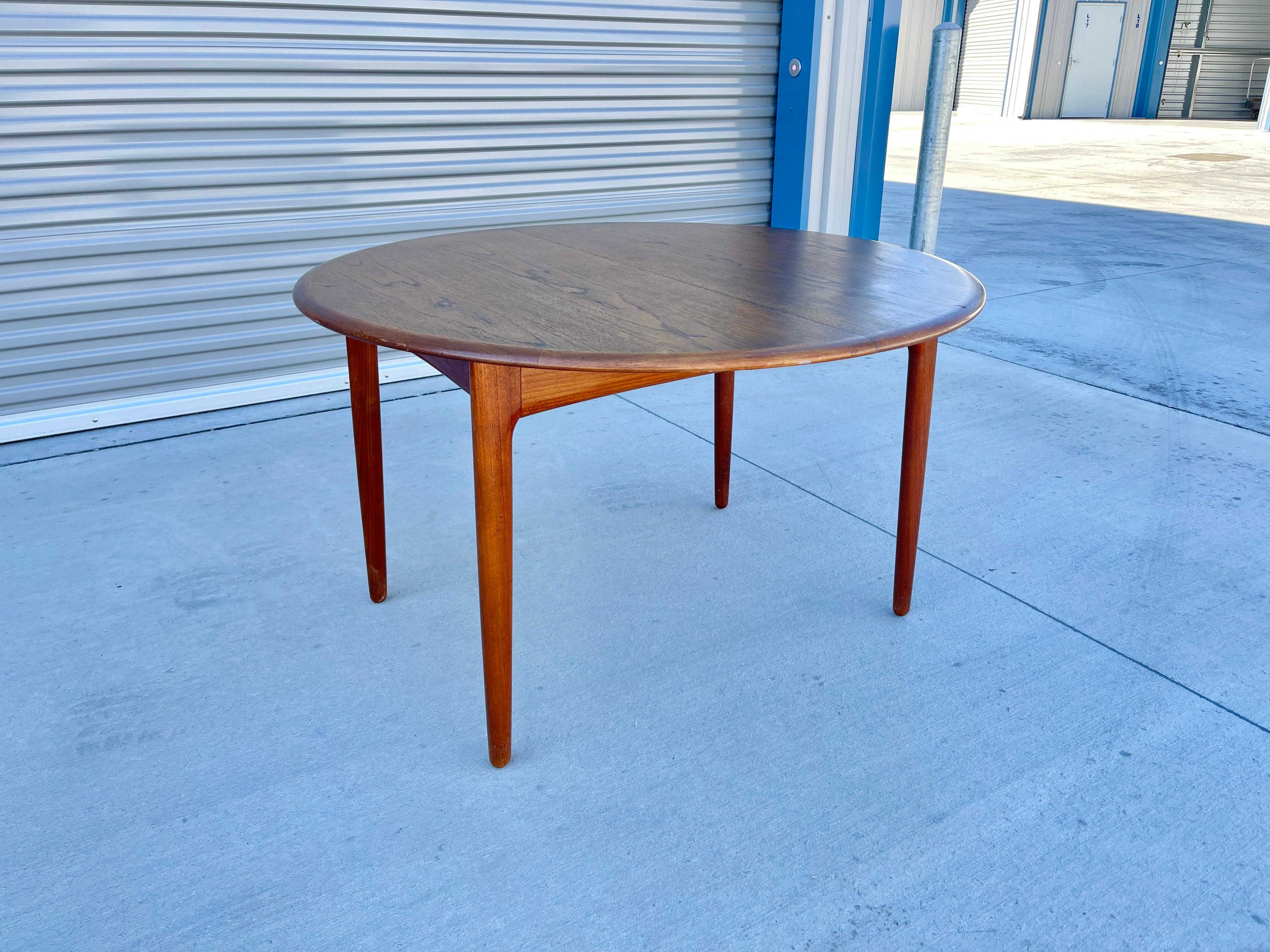 Mid-Century Modern 1960s Danish Modern Round Teak Dining Table For Sale