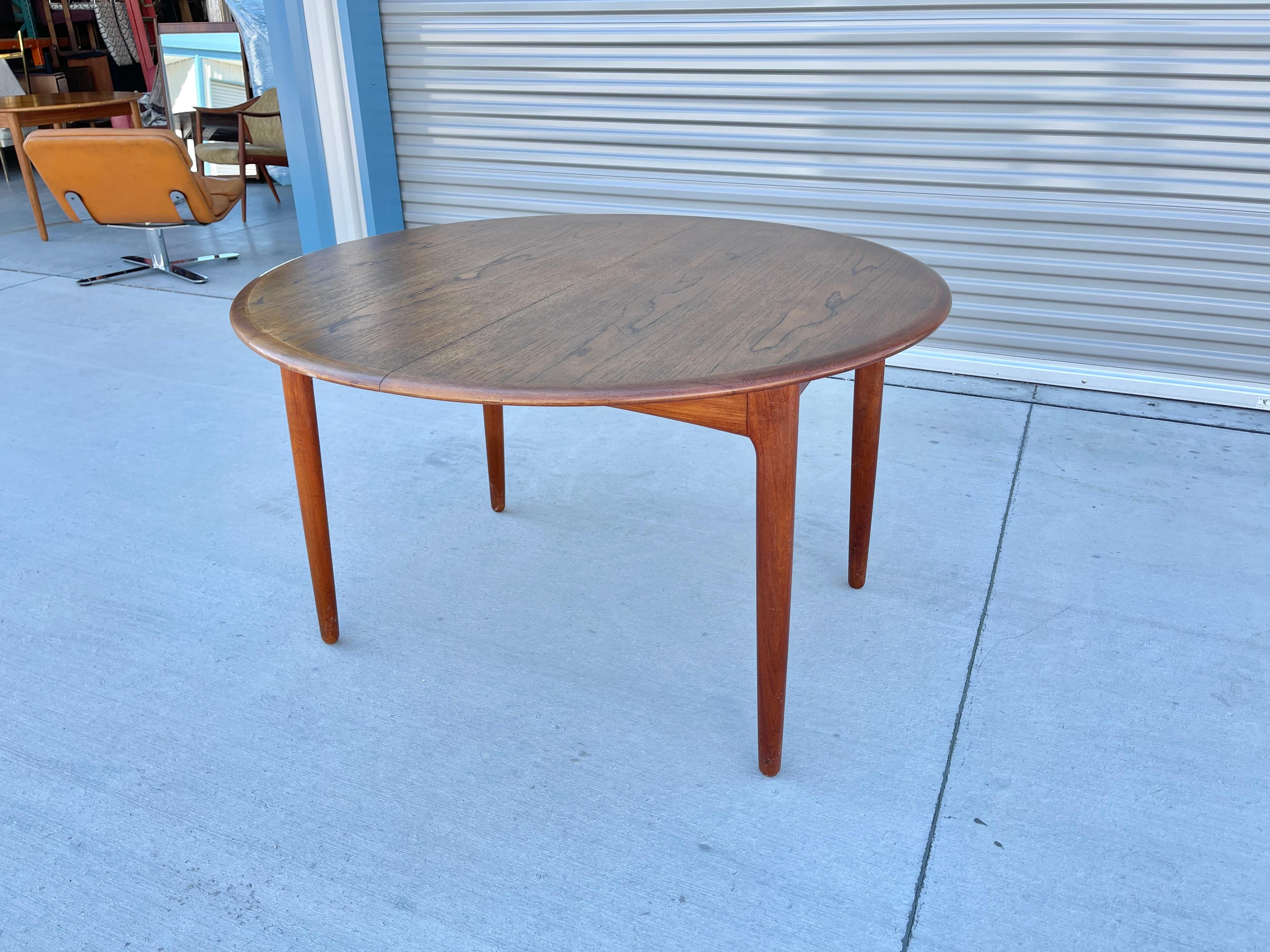 1960s Danish Modern Round Teak Dining Table In Good Condition For Sale In North Hollywood, CA
