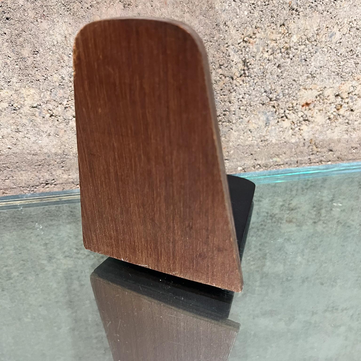 1960s Danish Modern Single Teak Wood Bookend
5.25 h x 5.25 d x 4 w
Unrestored preowned original vintage condition
Wear is present
Refer to all images for condition.
