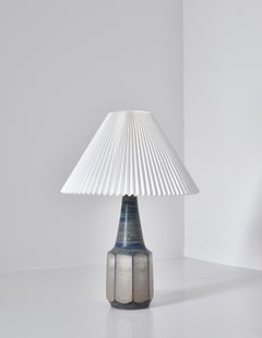 Lampe danoise moderne en grès des années 1960 par Marianne Starck avec abat-jour blanc Le Klint