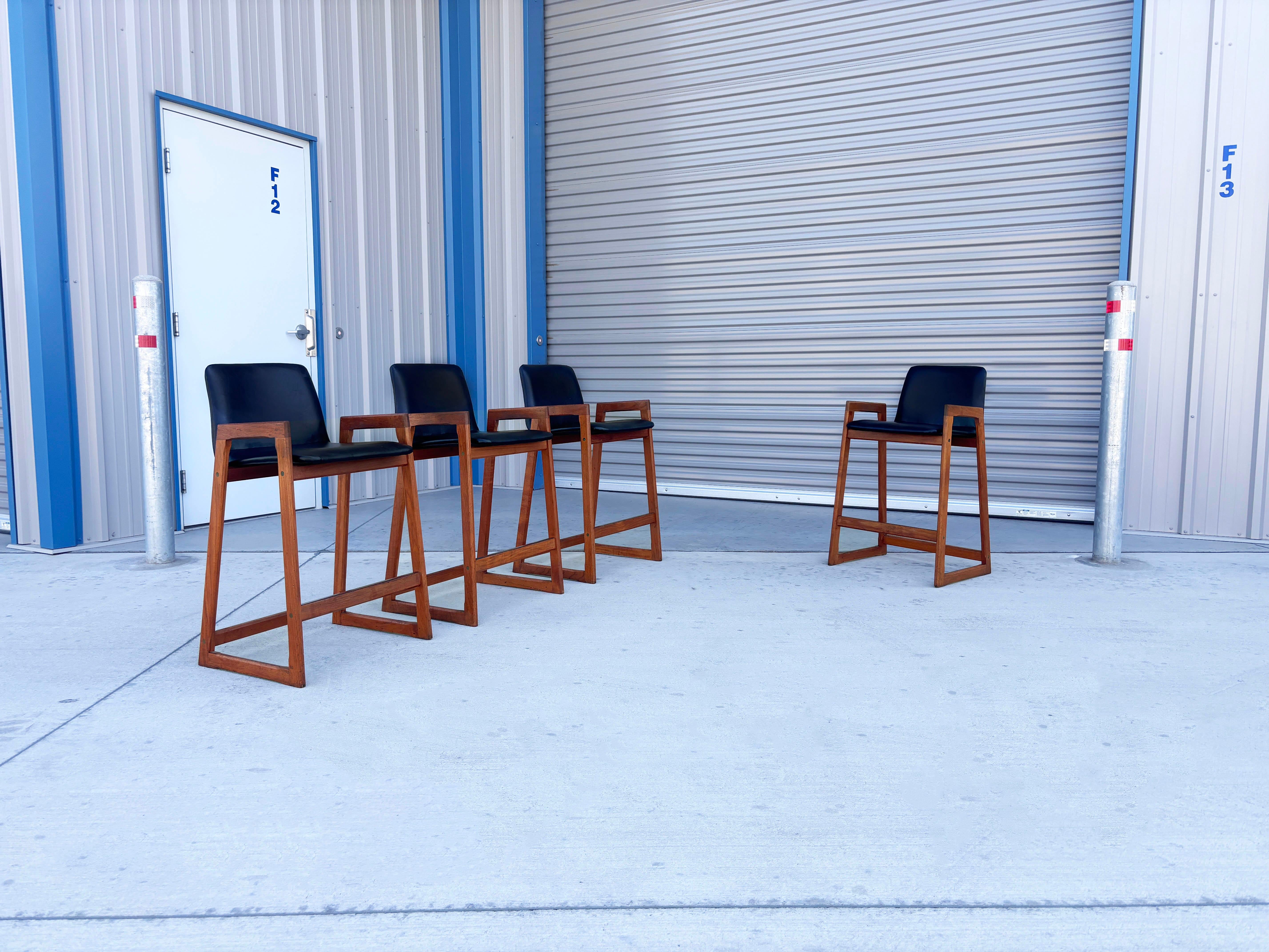 ✨ Mid-Century Modern Teak Bar Stools, Set of 4 ✨

This stunning set of four mid-century modern bar stools was designed and manufactured in the 1960s, showcasing the timeless craftsmanship and clean lines of the era. Each stool features a beautifully