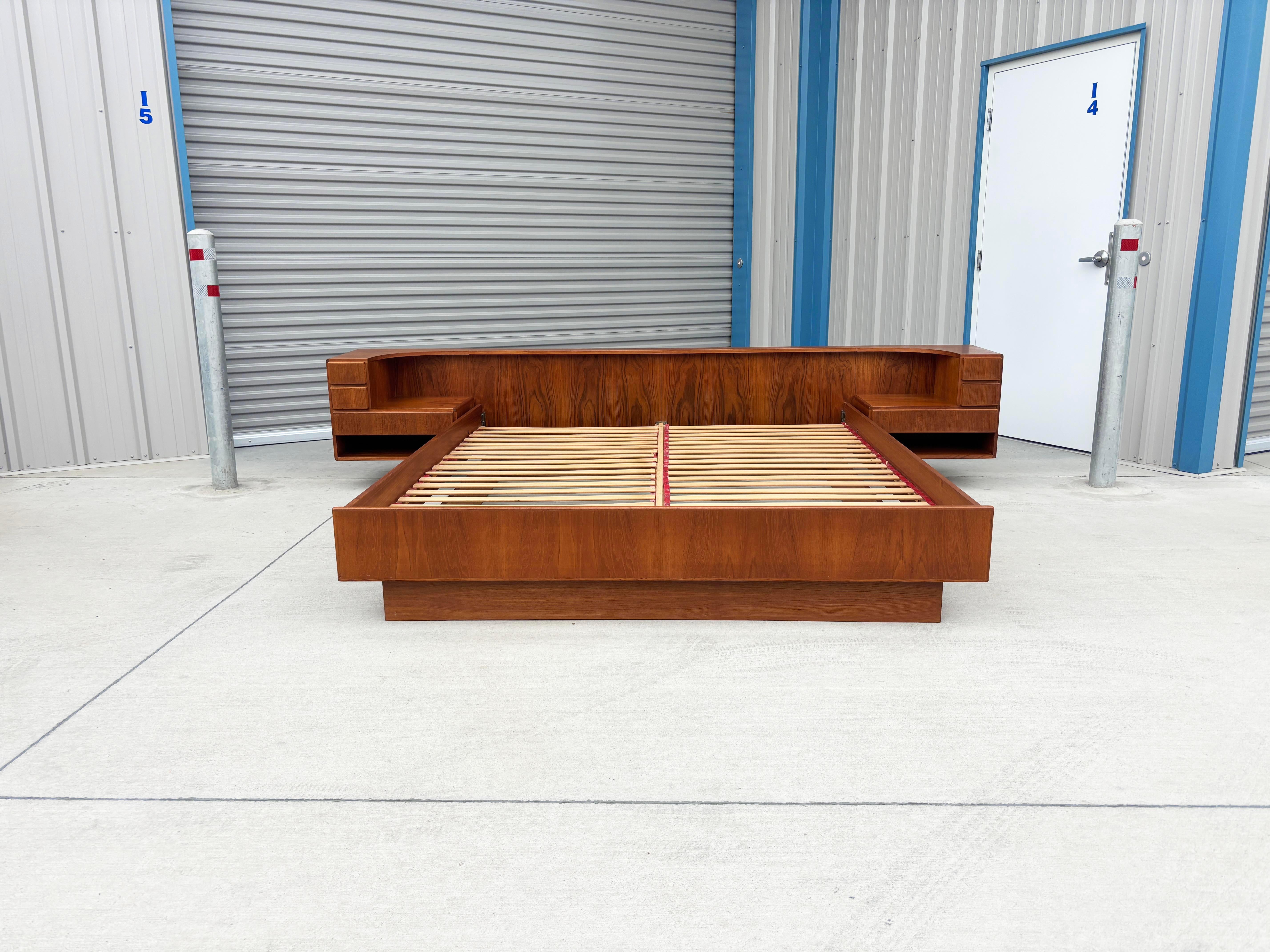 ✨ Danish Modern Teak California King Bed Frame ✨

Crafted in Denmark, this stunning California king bed set is a perfect example of Danish modern design warm, functional, and effortlessly sophisticated. Made from richly grained teak, the frame