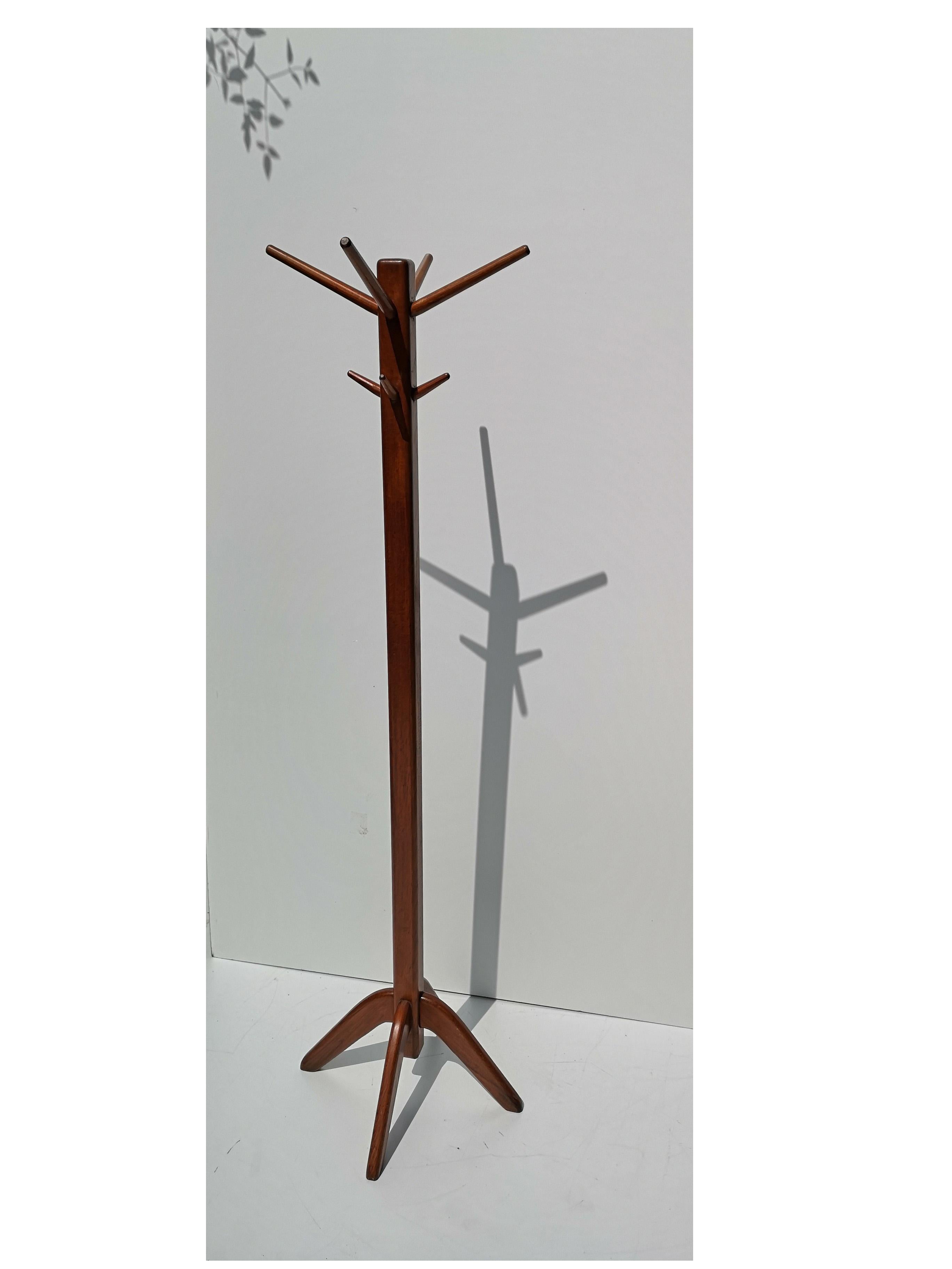Coat racks are especially uncommon in the world of midcentury Danish modernism. This particular piece has interesting, angular solid teak construction, and is in nice original condition. 

62 1/4