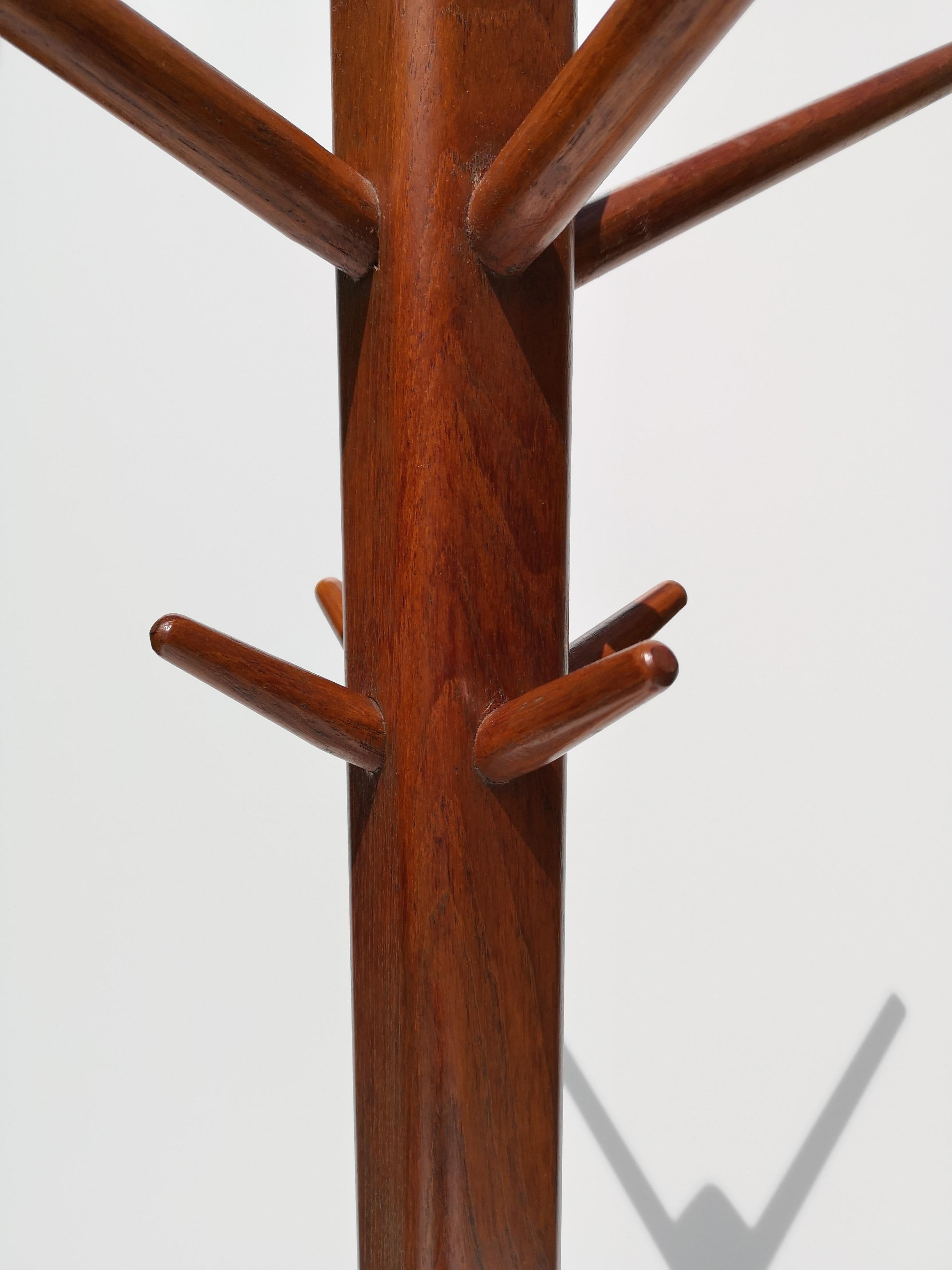 1960s Danish Modern Teak Coat / Hat Rack / Stand In Good Condition For Sale In Victoria, BC