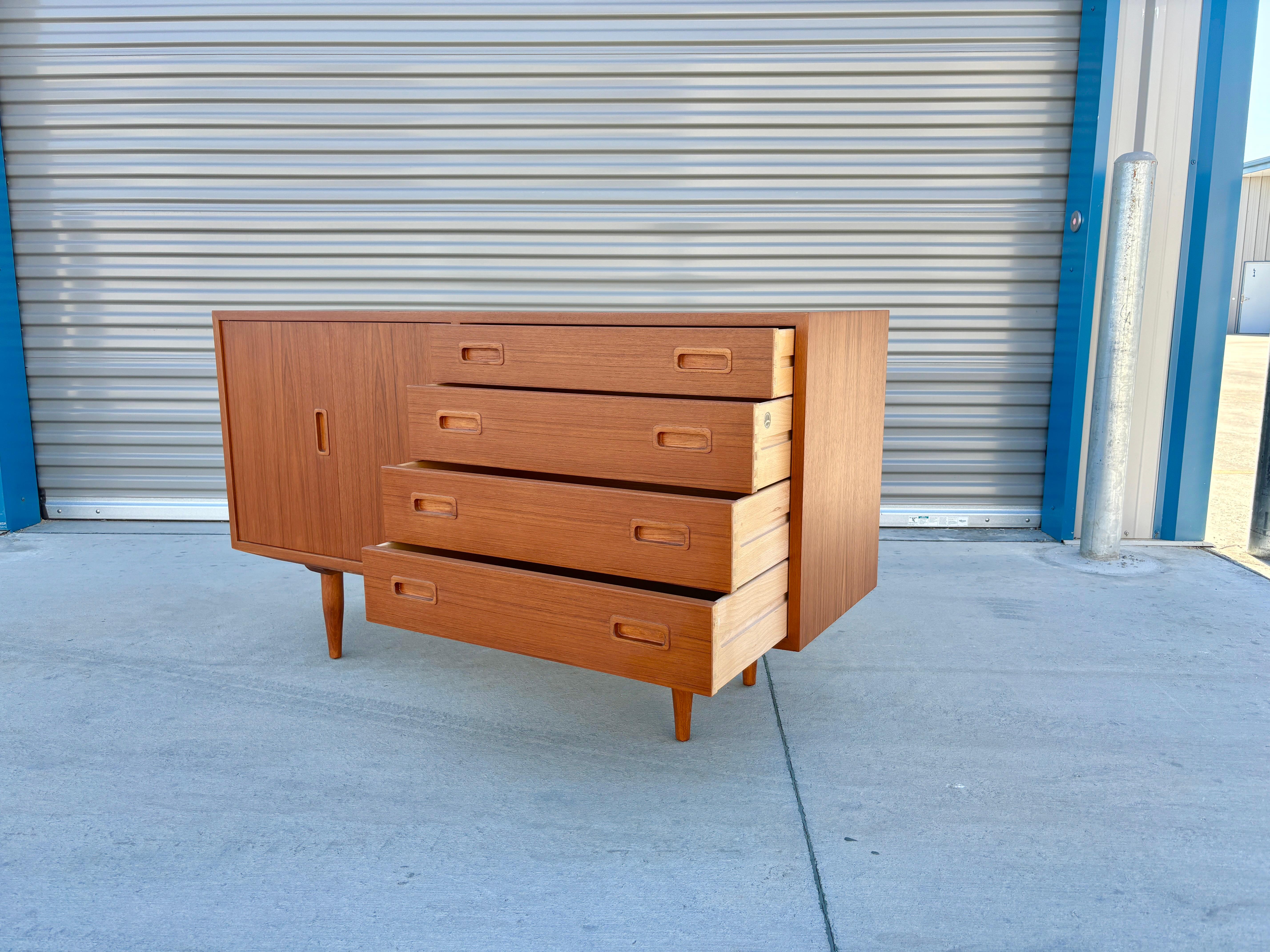 Credenza danesa moderna de teca de los años 60, por Carlo Jensen para Hundevad & Co. en venta 4