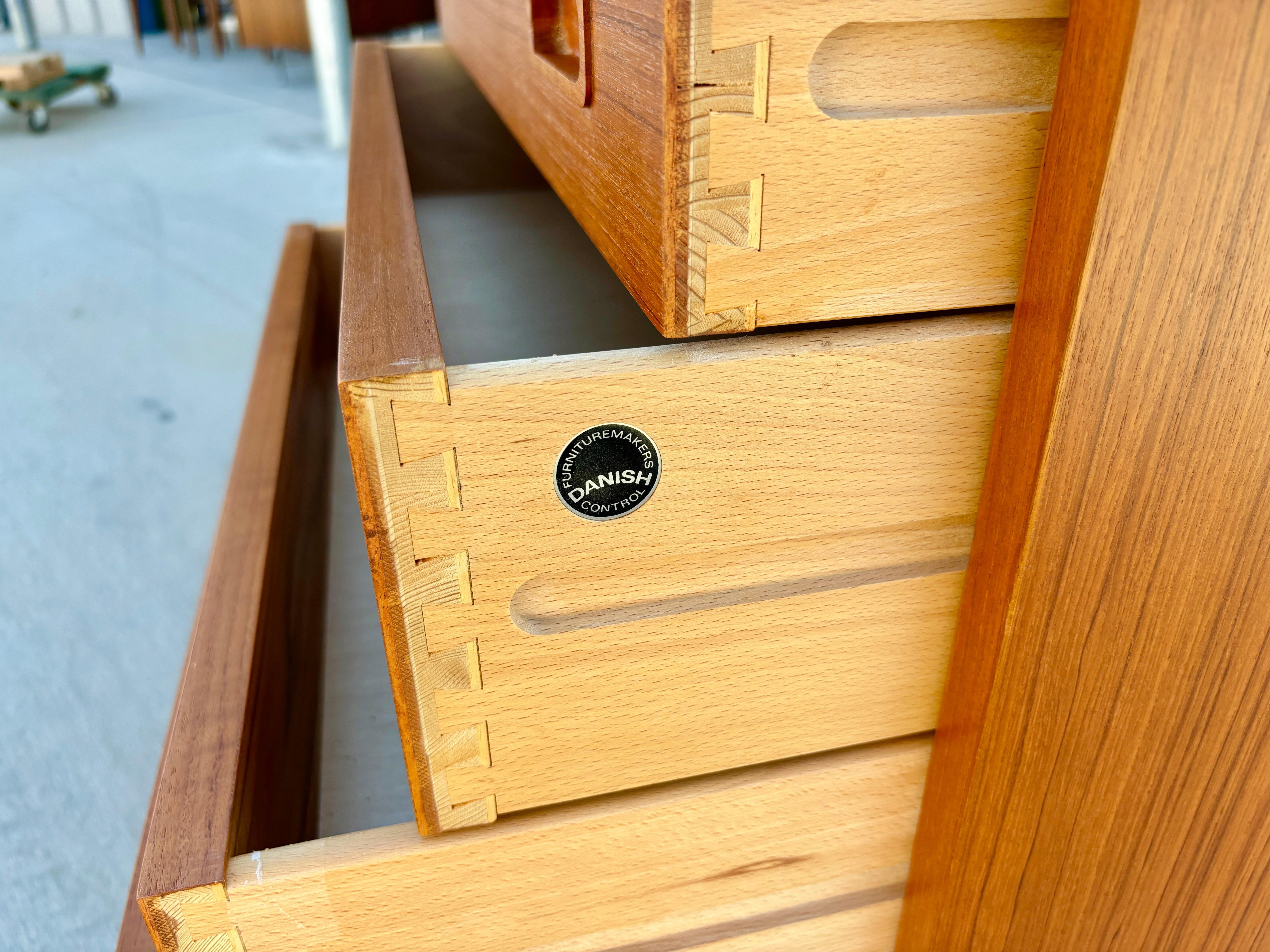 Credenza danesa moderna de teca de los años 60, por Carlo Jensen para Hundevad & Co. en venta 5